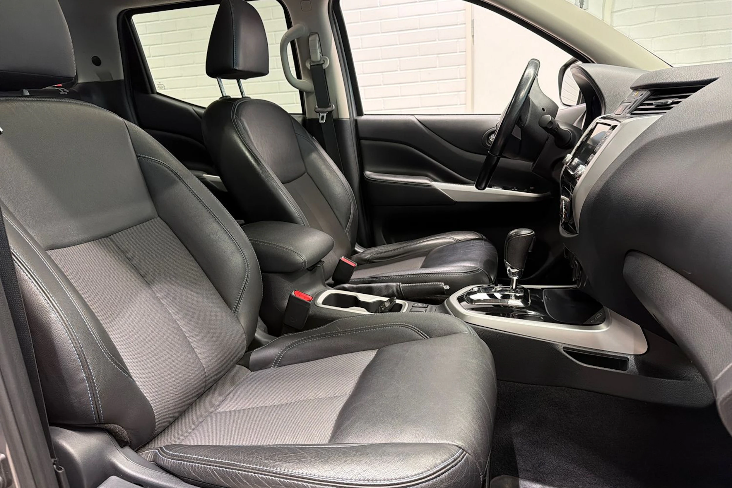 harmaa Nissan Navara 2021 kuva 26.