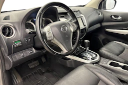 Harmaa Nissan Navara 2021 kuva 8.