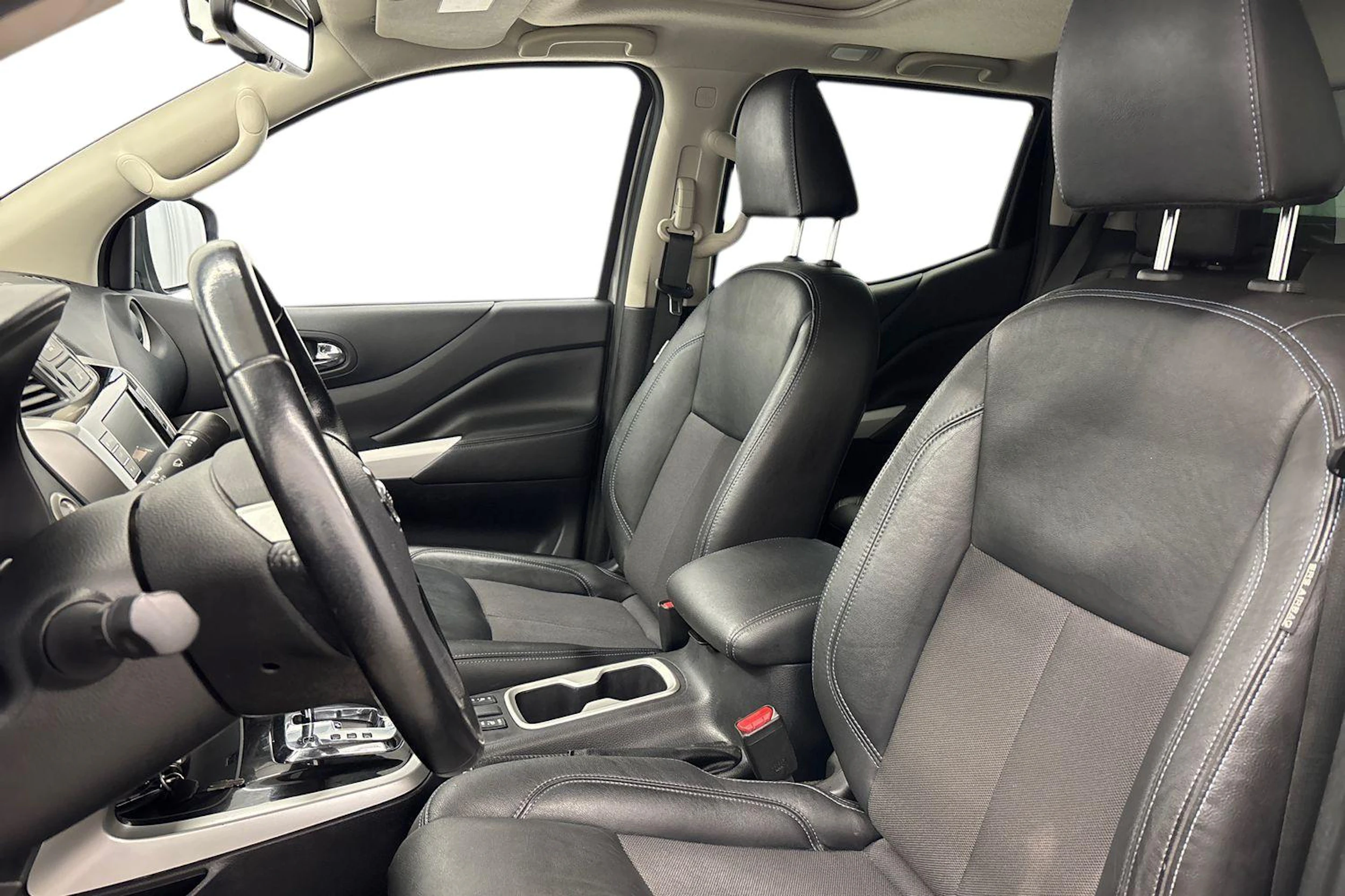 Harmaa Nissan Navara 2021 kuva 11.
