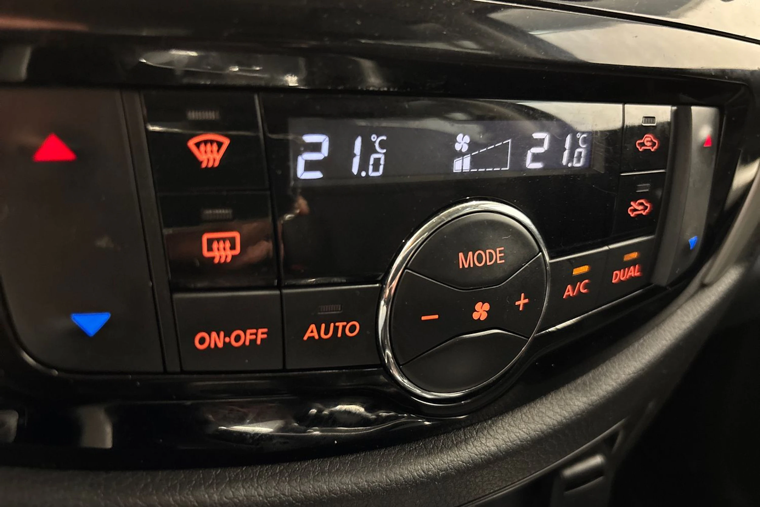 Harmaa Nissan Navara 2021 kuva 16.