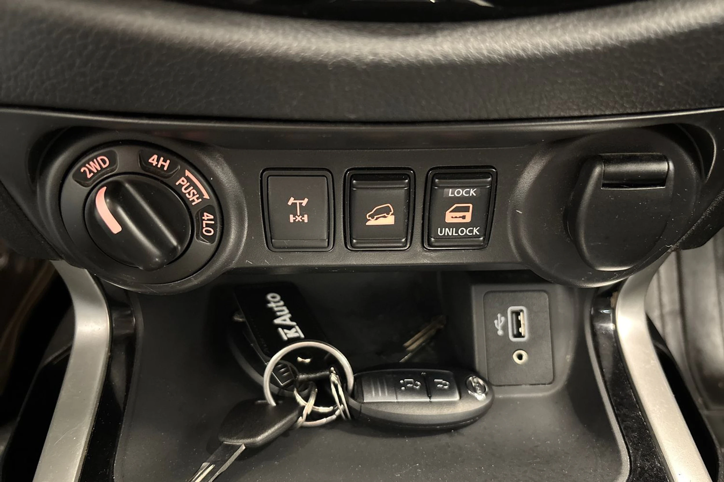 Harmaa Nissan Navara 2021 kuva 18.
