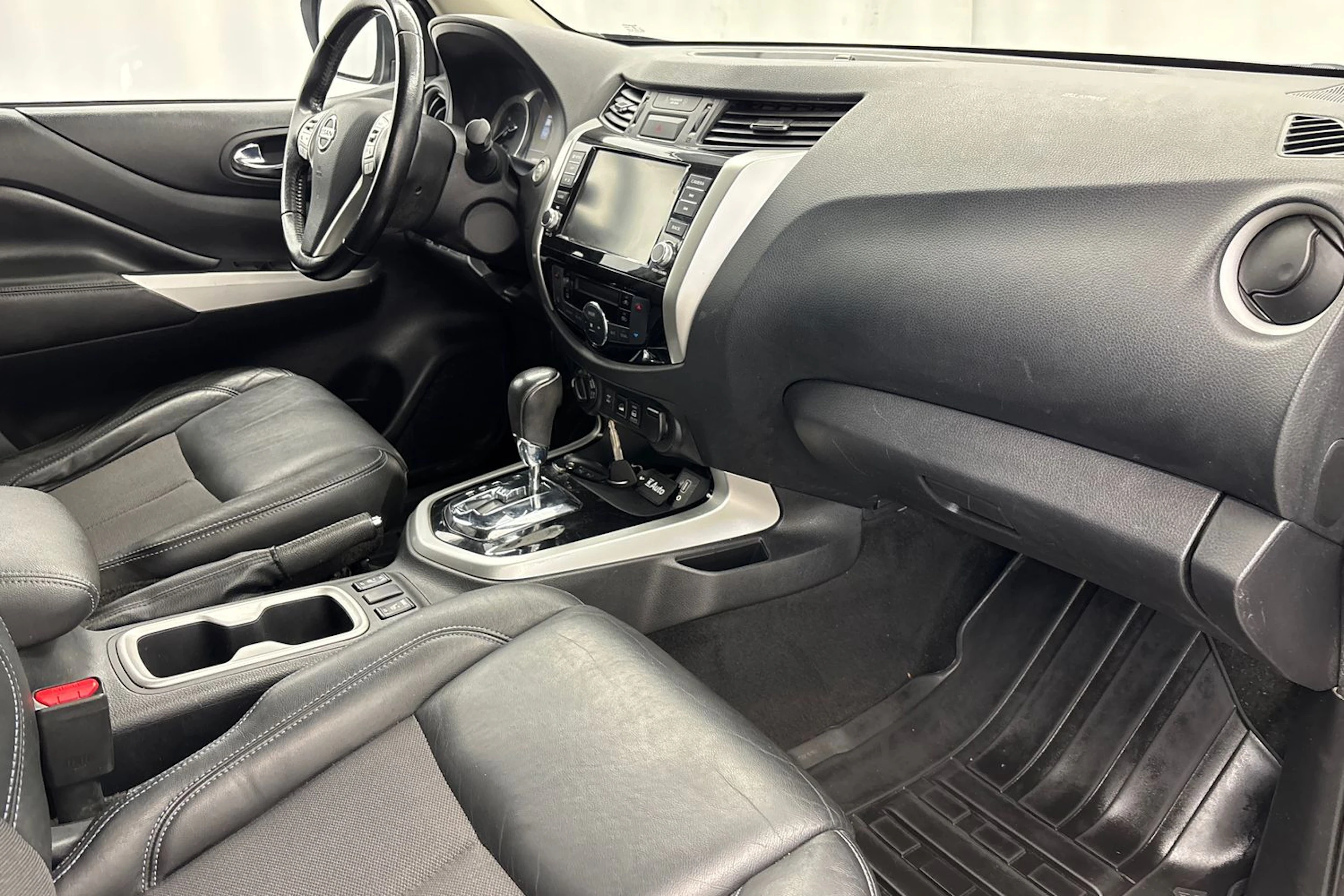 Harmaa Nissan Navara 2021 kuva 23.