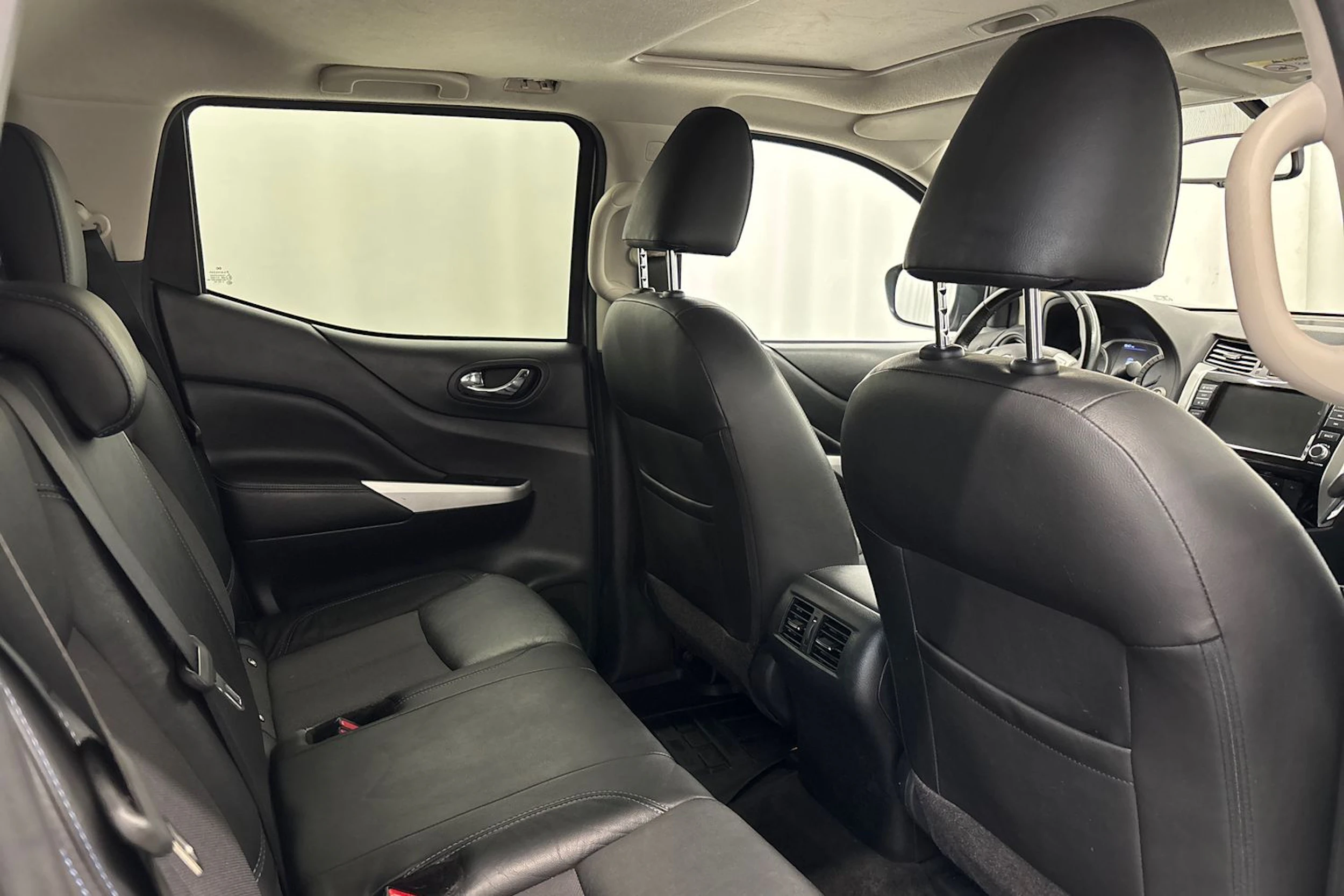 Harmaa Nissan Navara 2021 kuva 25.