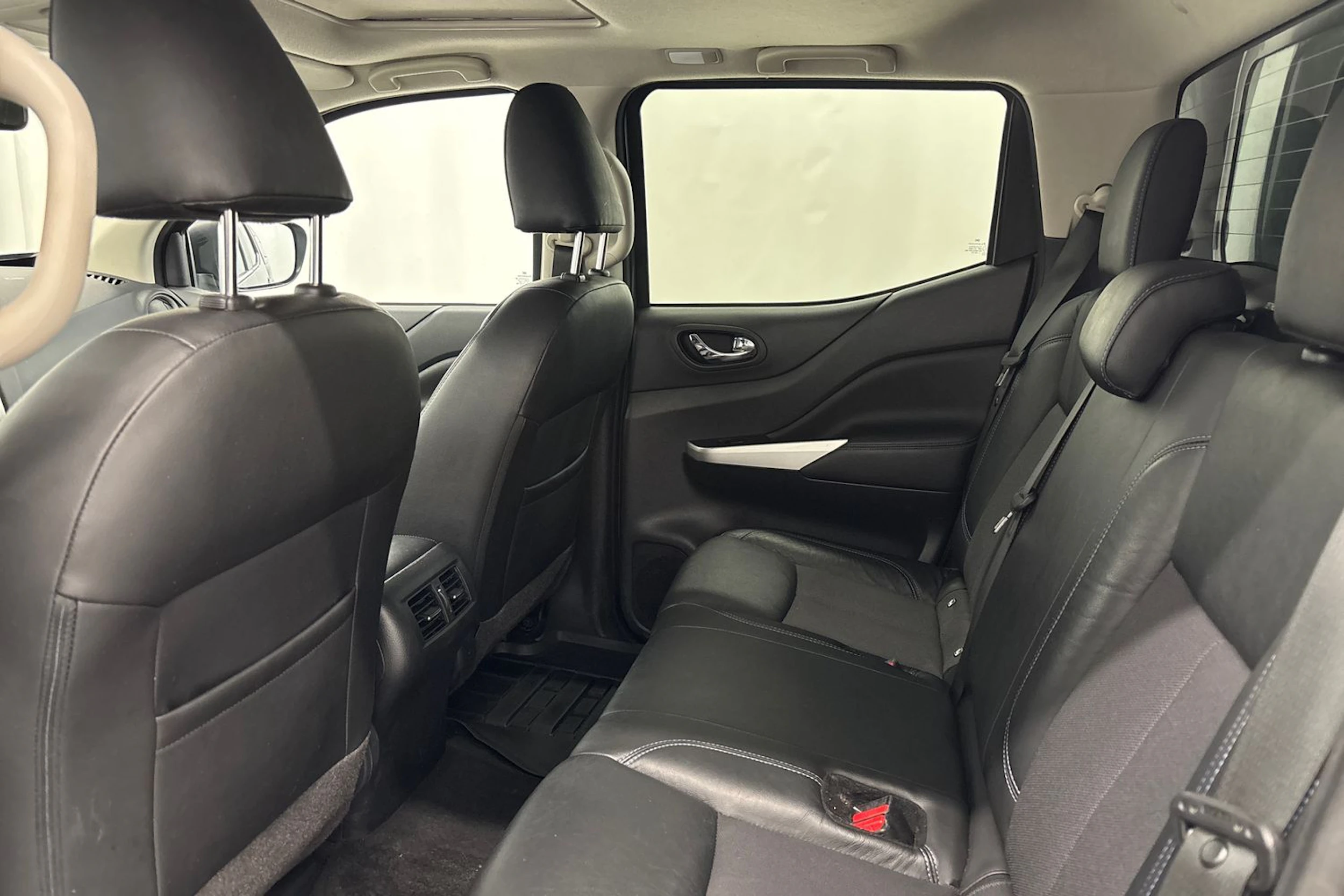 Harmaa Nissan Navara 2021 kuva 27.