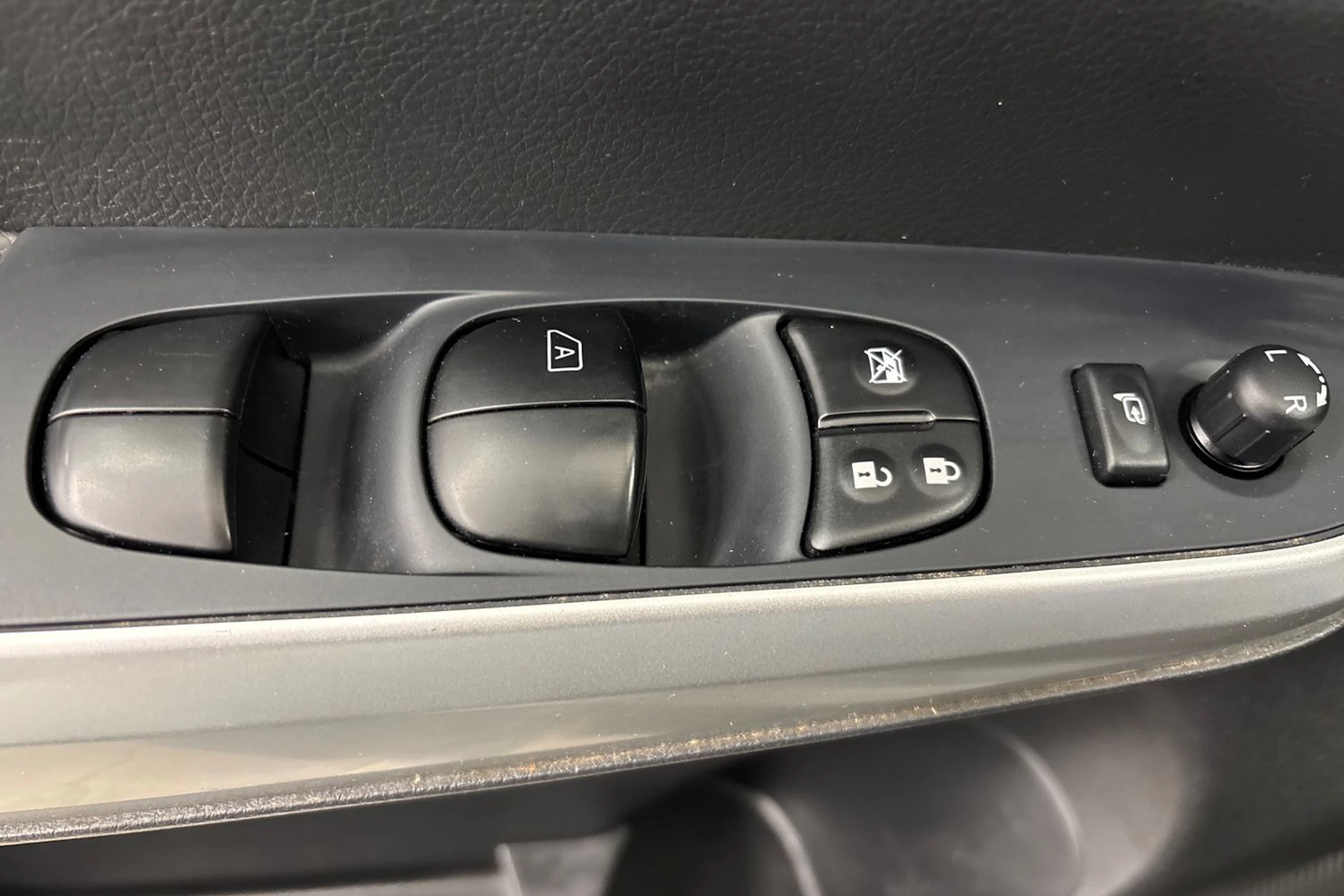Harmaa Nissan Navara 2021 kuva 28.