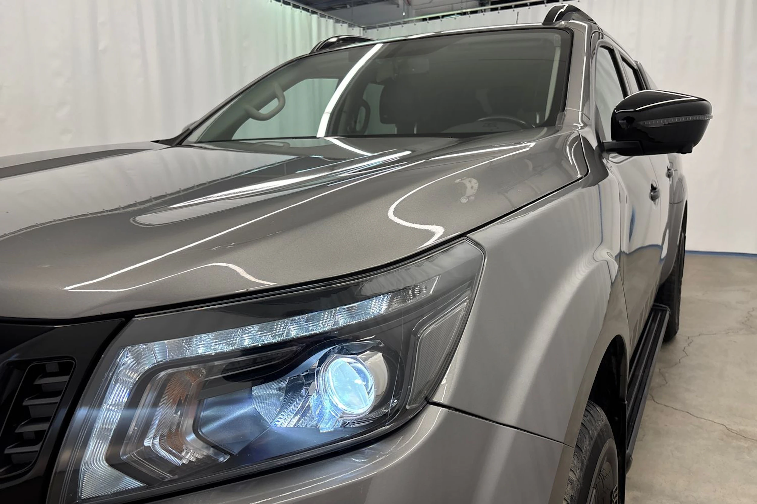 Harmaa Nissan Navara 2021 kuva 31.