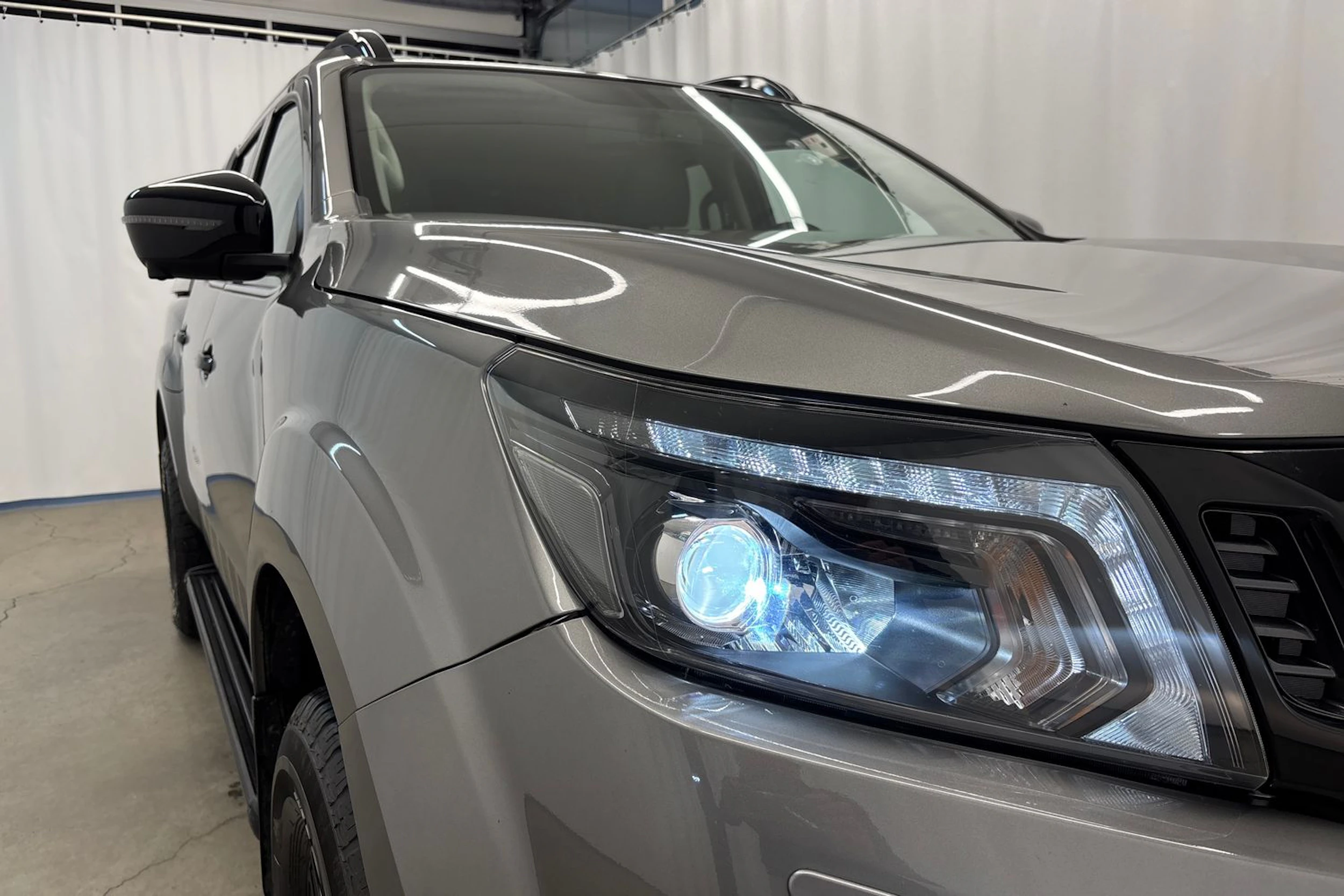 Harmaa Nissan Navara 2021 kuva 32.