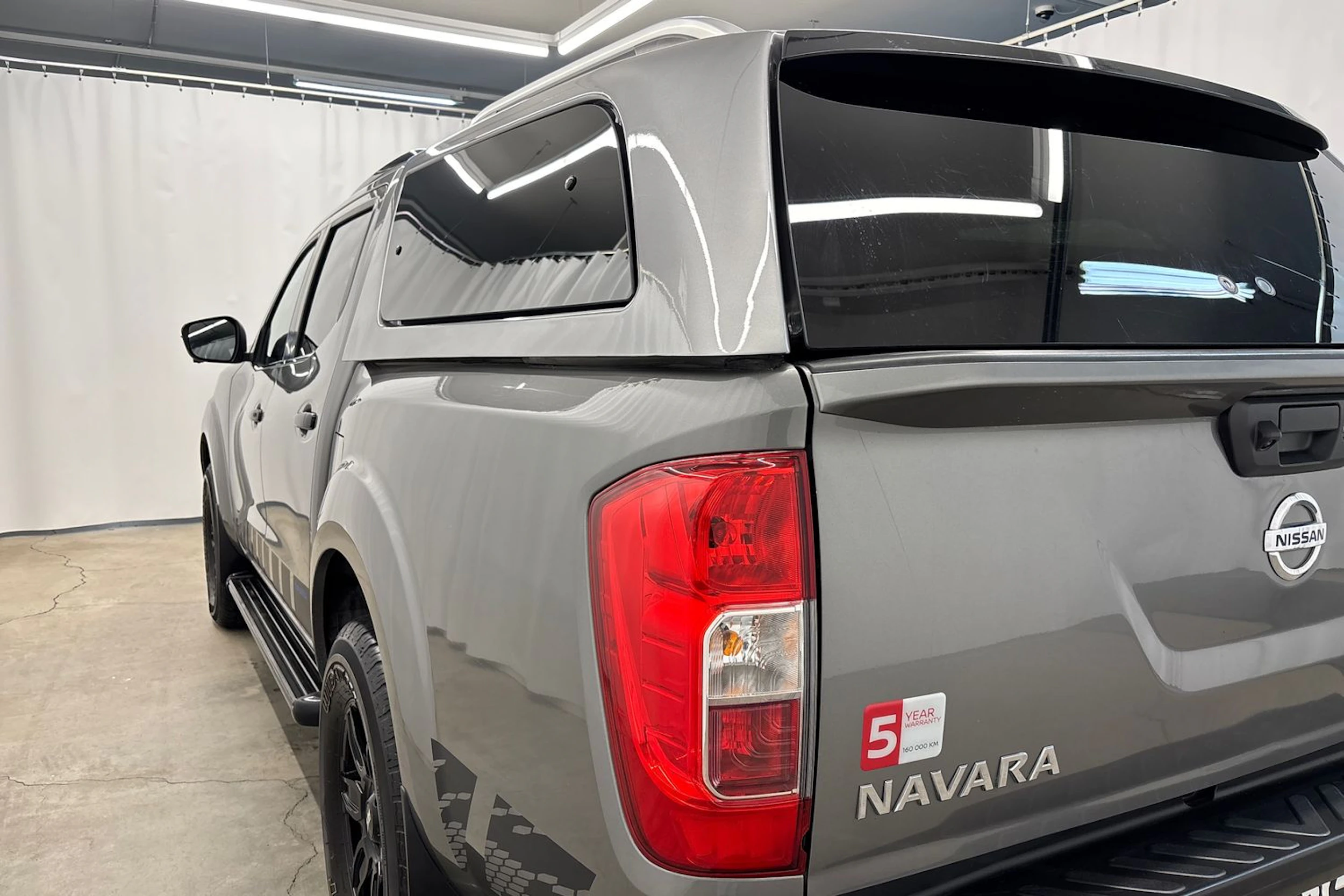Harmaa Nissan Navara 2021 kuva 34.