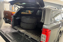 Harmaa Nissan Navara 2021 kuva 35.