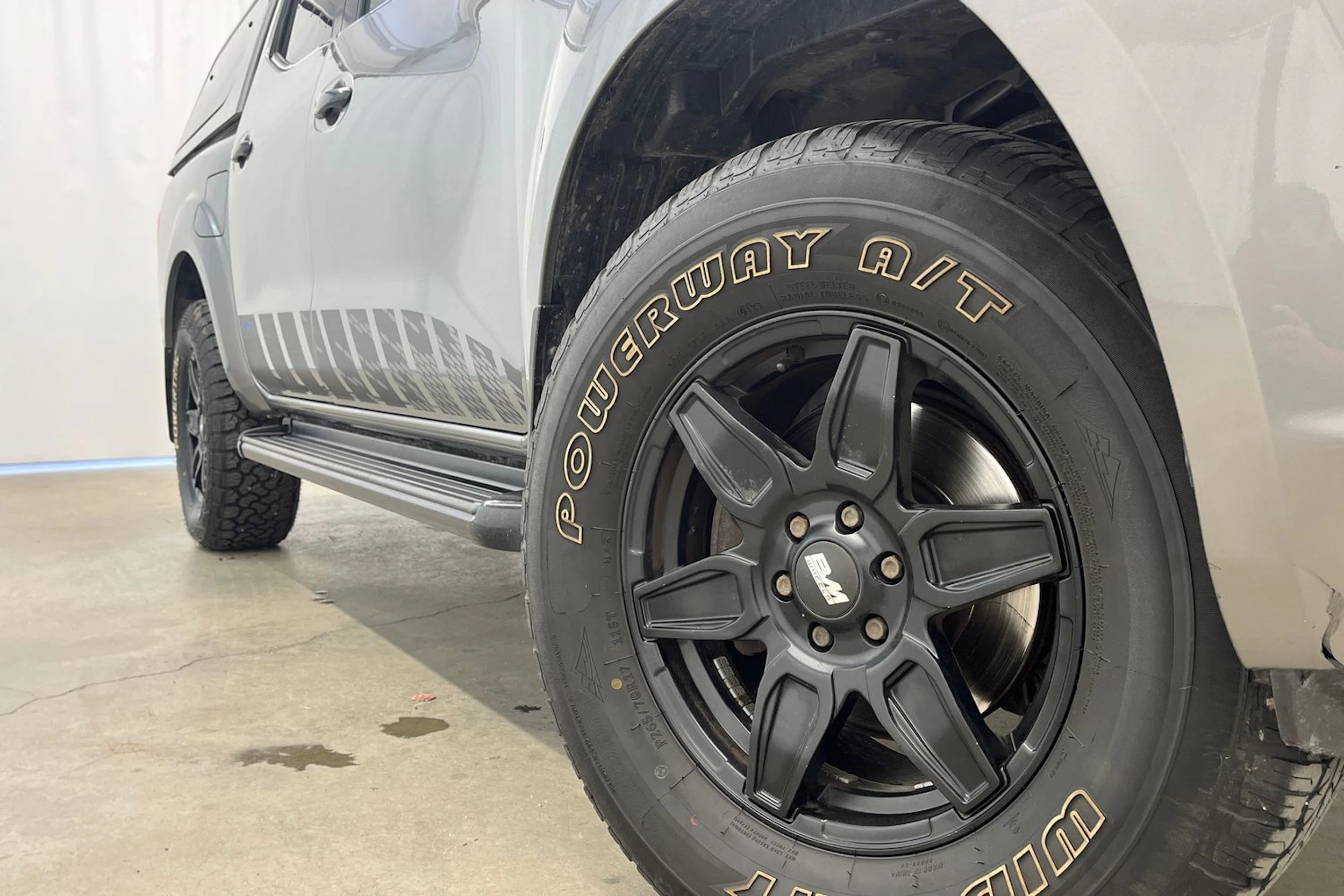 Harmaa Nissan Navara 2021 kuva 38.