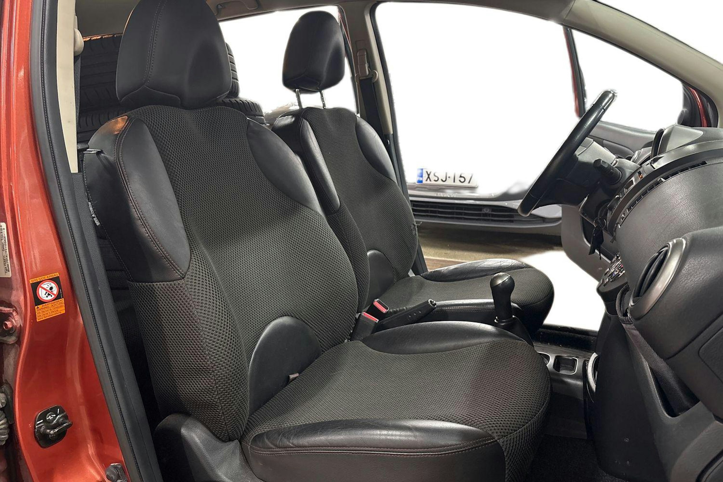 oranssi Nissan Note 2006 kuva 9.