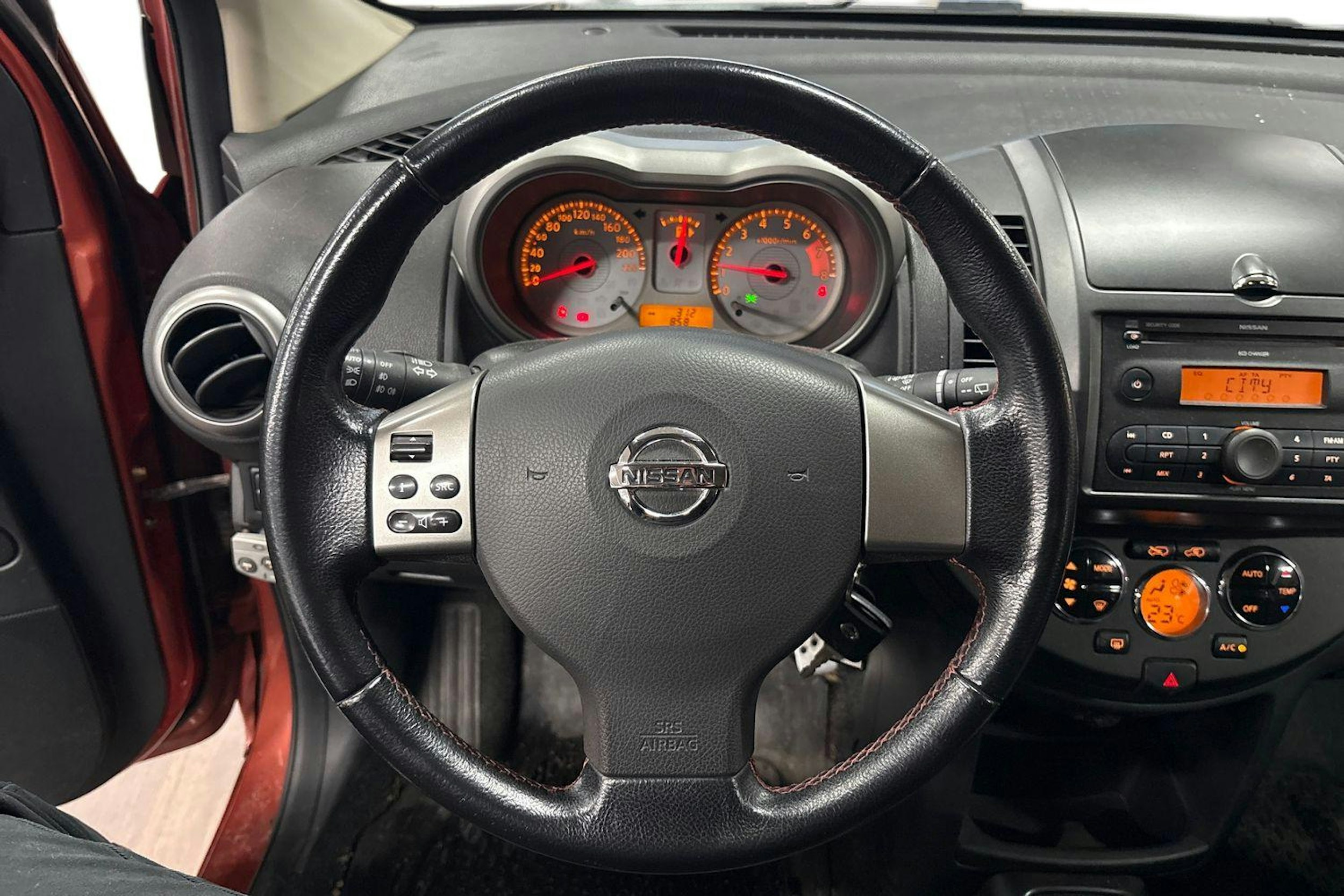 oranssi Nissan Note 2006 kuva 10.