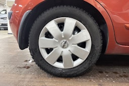 oranssi Nissan Note 2006 kuva 13.