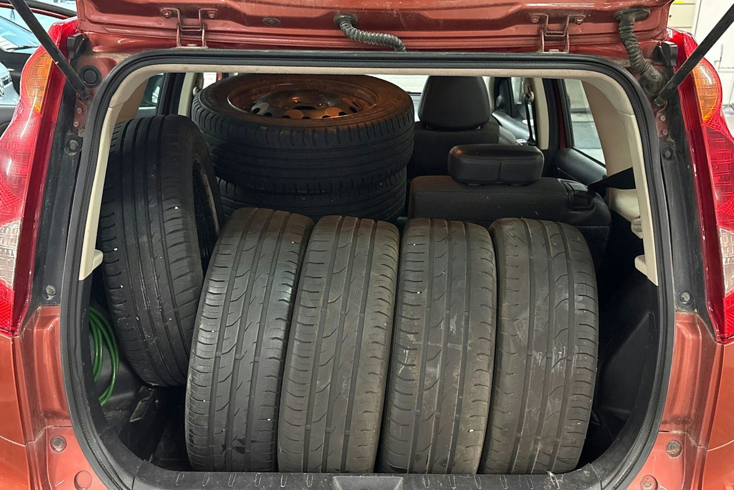 oranssi Nissan Note 2006 kuva 17.