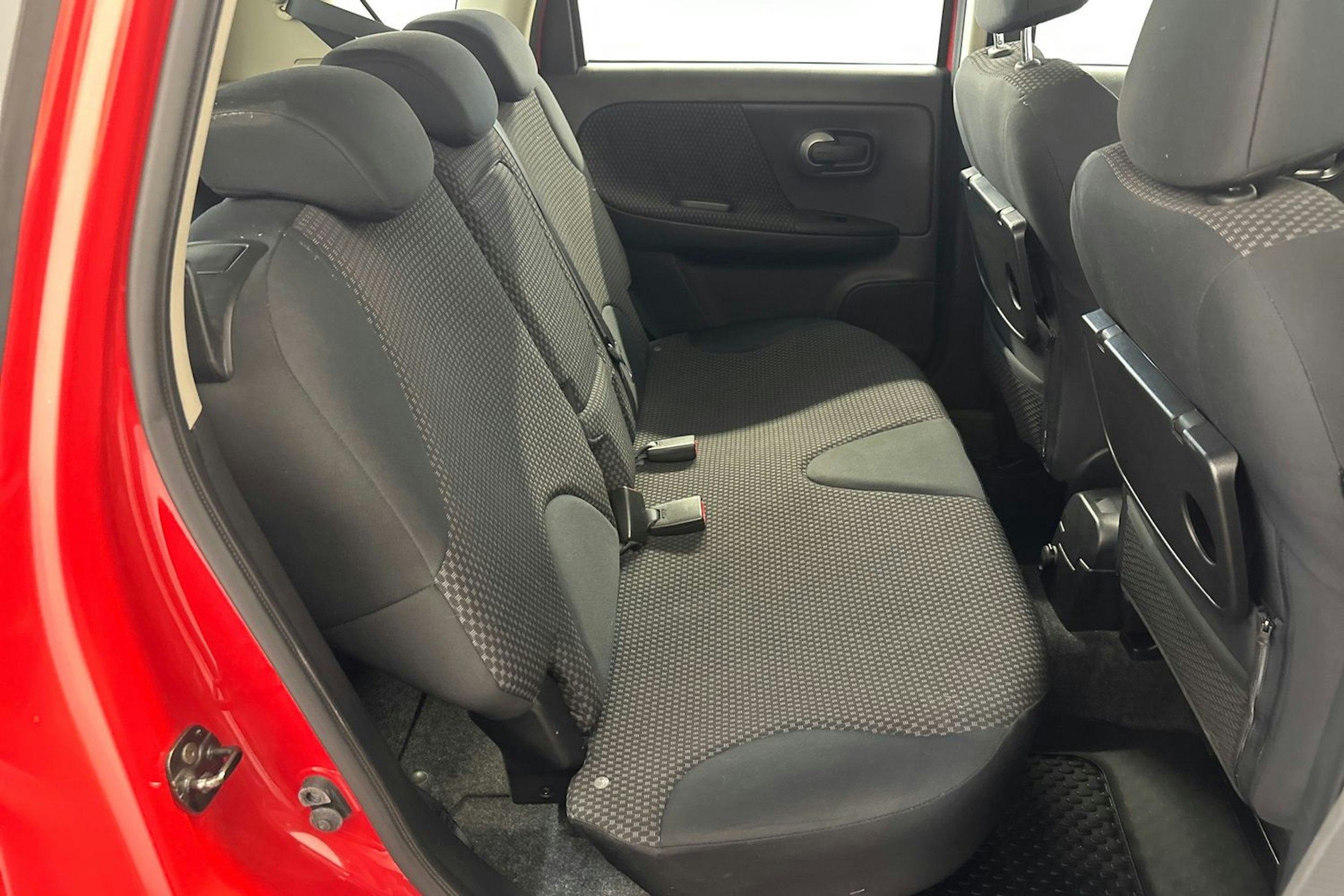 punainen Nissan Note 2007 kuva 14.