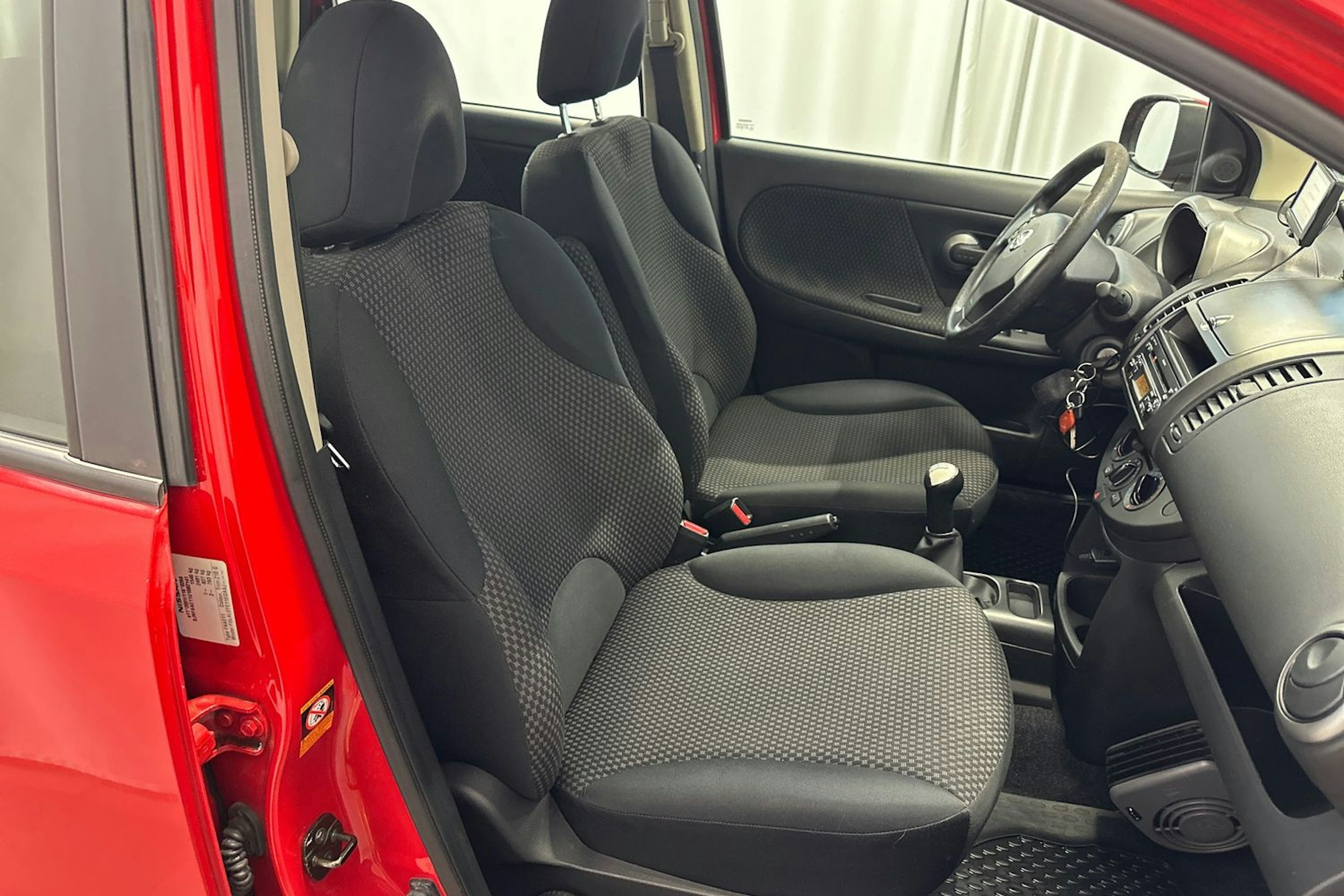 punainen Nissan Note 2007 kuva 15.