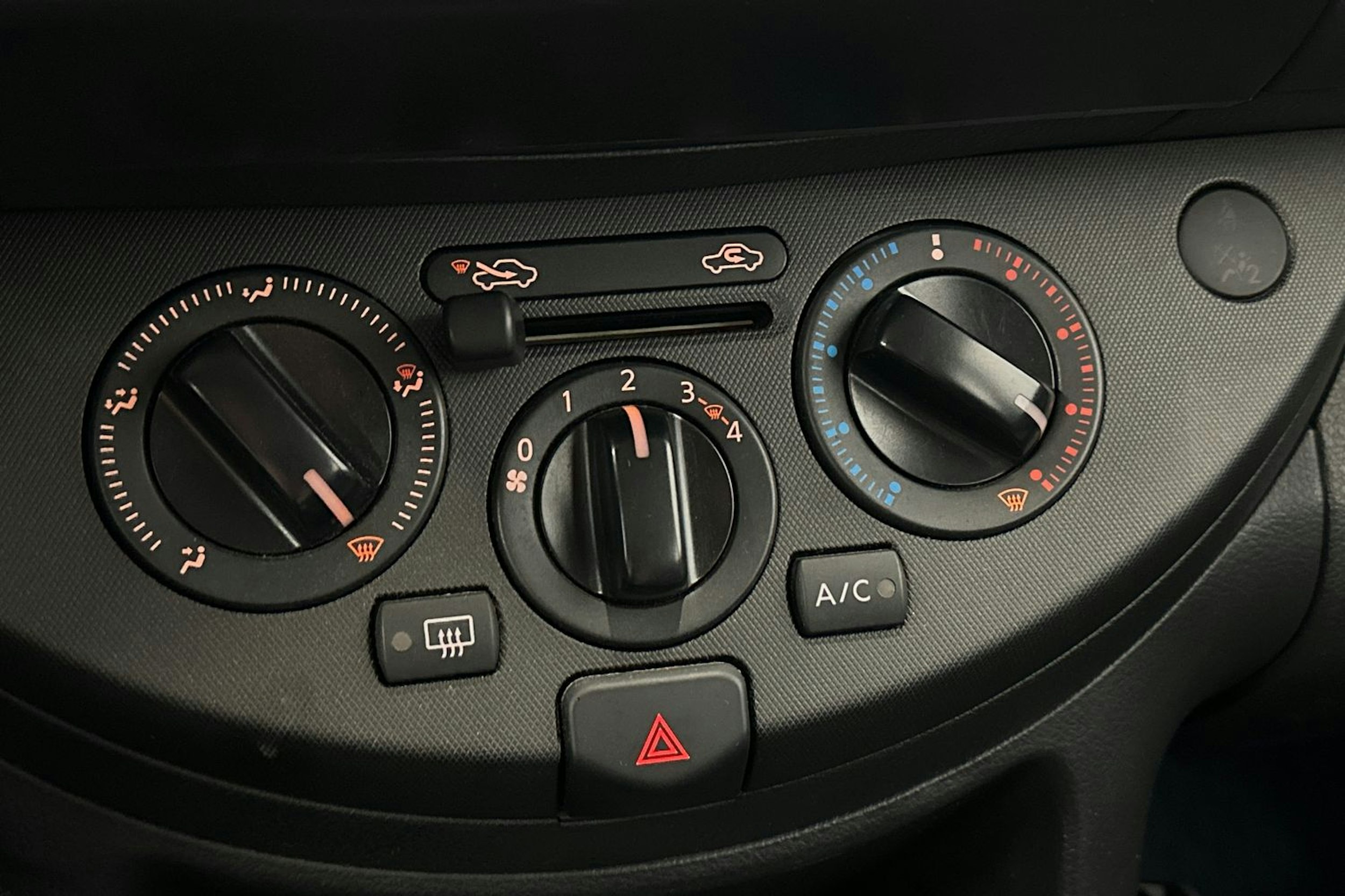 punainen Nissan Note 2007 kuva 24.