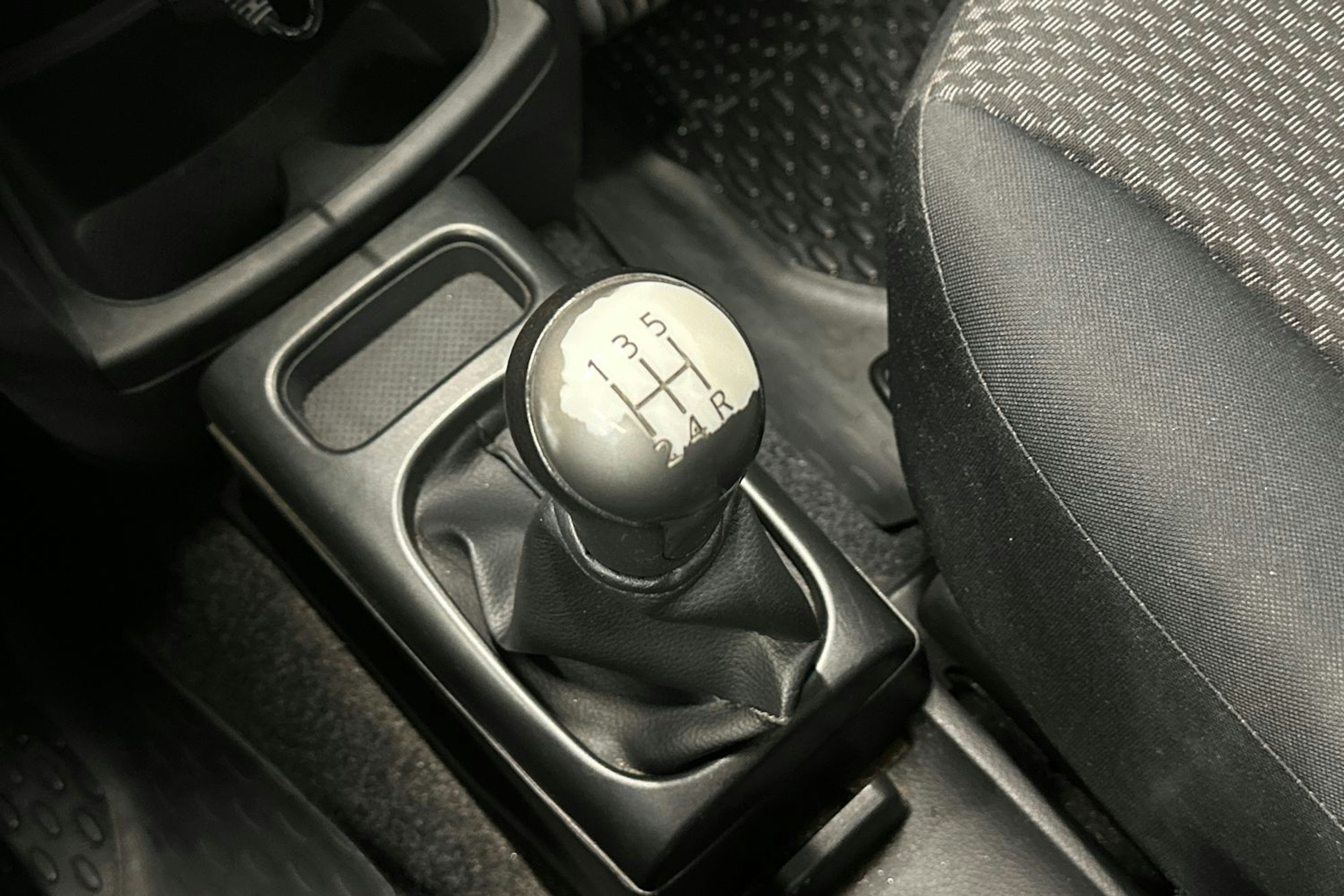 punainen Nissan Note 2007 kuva 25.