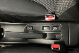 punainen Nissan Note 2007 kuva 26.