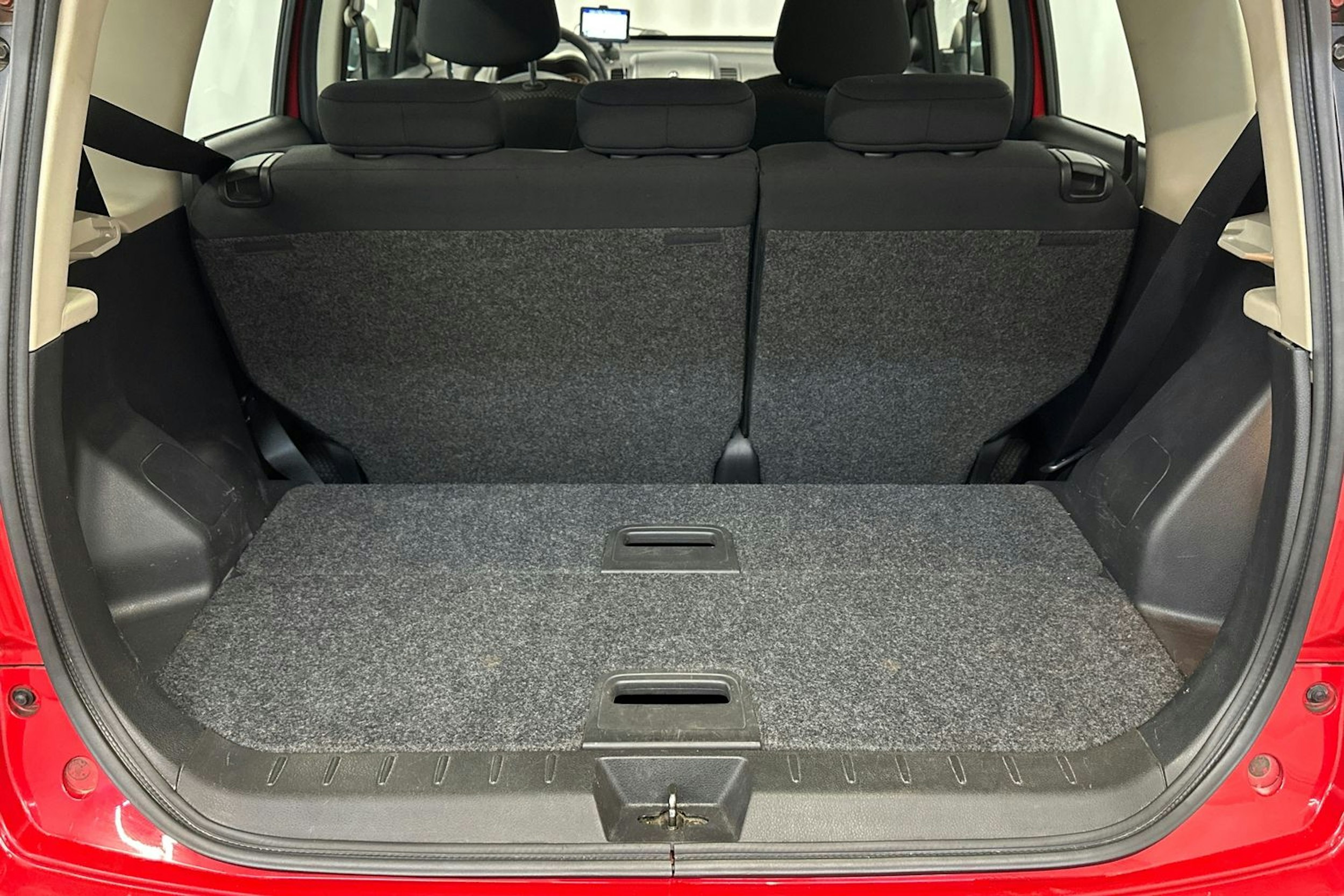 punainen Nissan Note 2007 kuva 28.