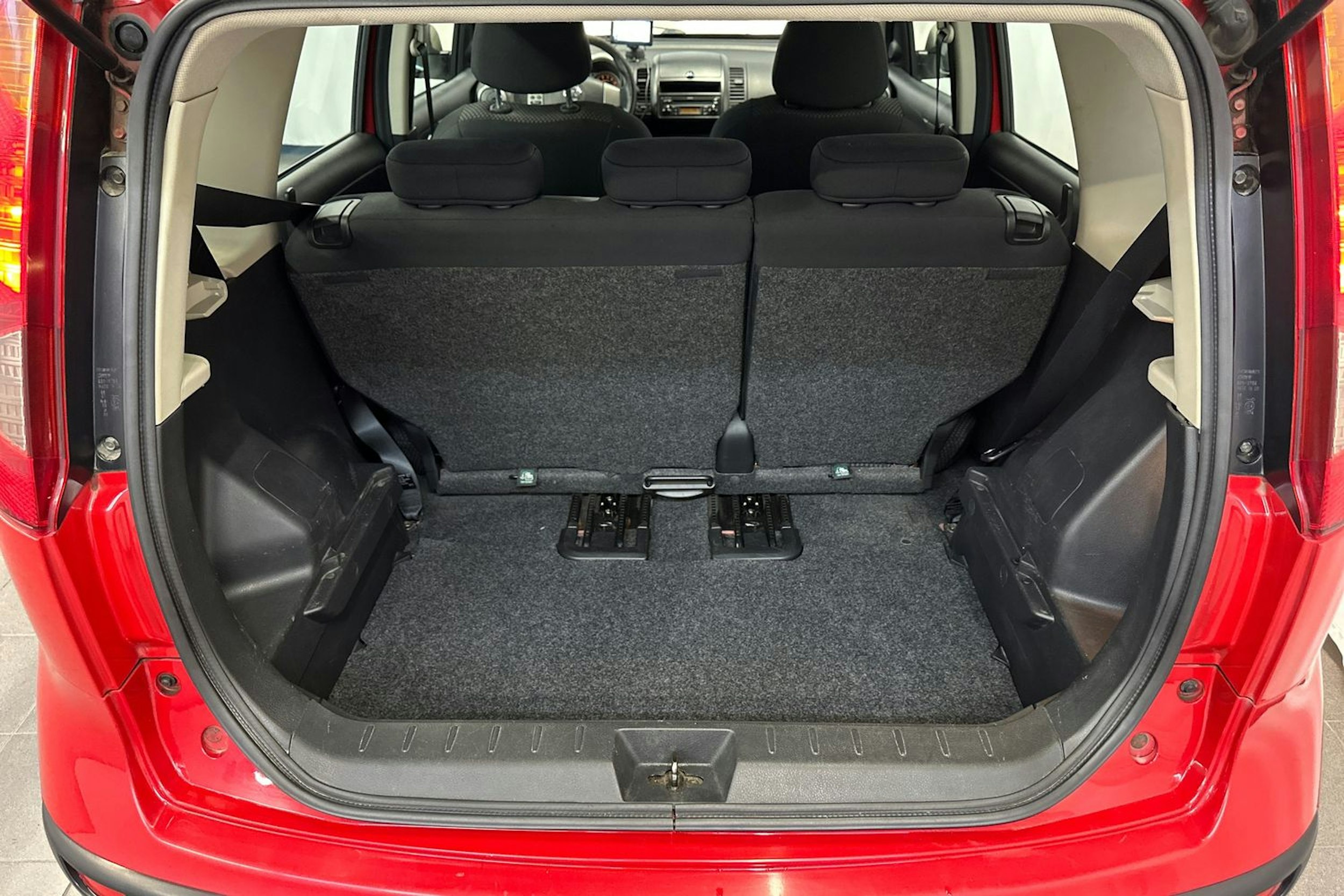 punainen Nissan Note 2007 kuva 29.