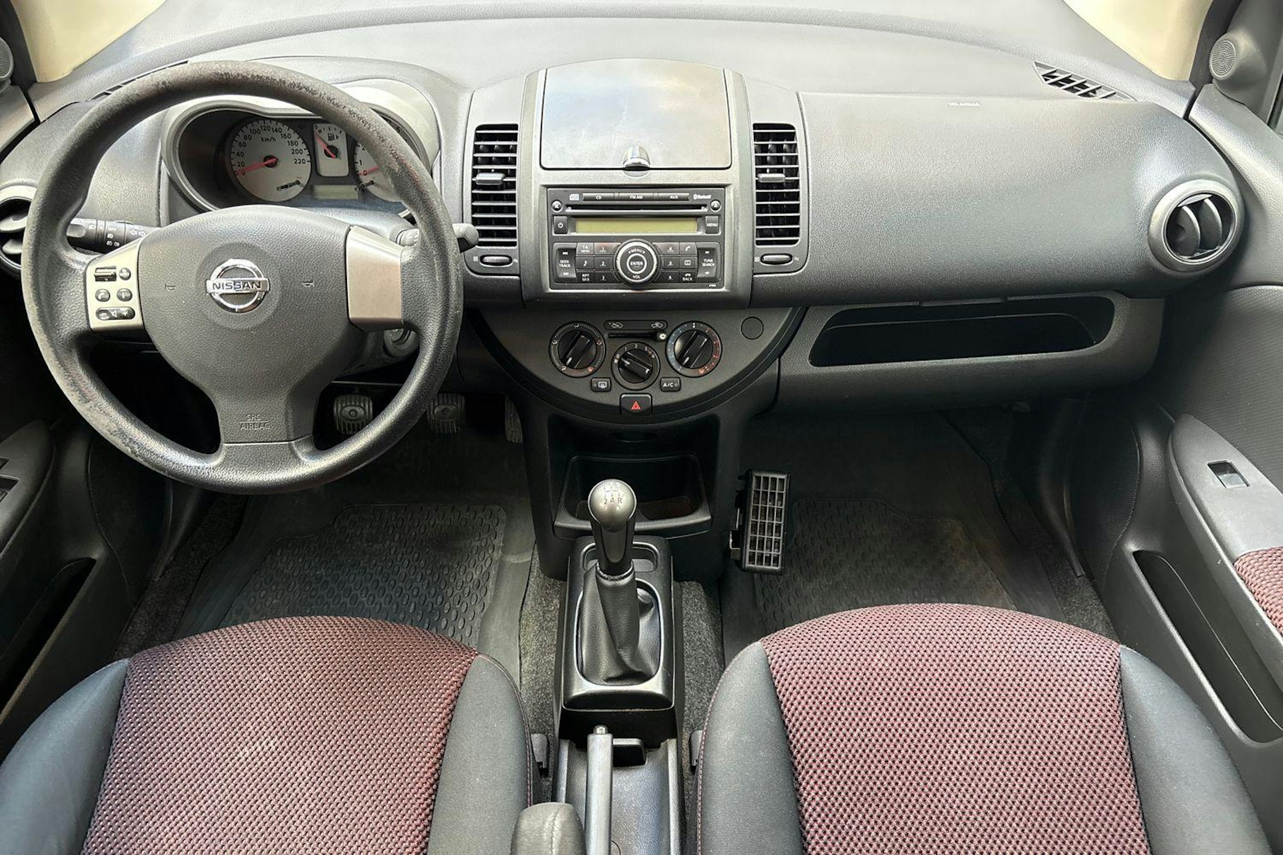 punainen Nissan Note 2008 kuva 9.