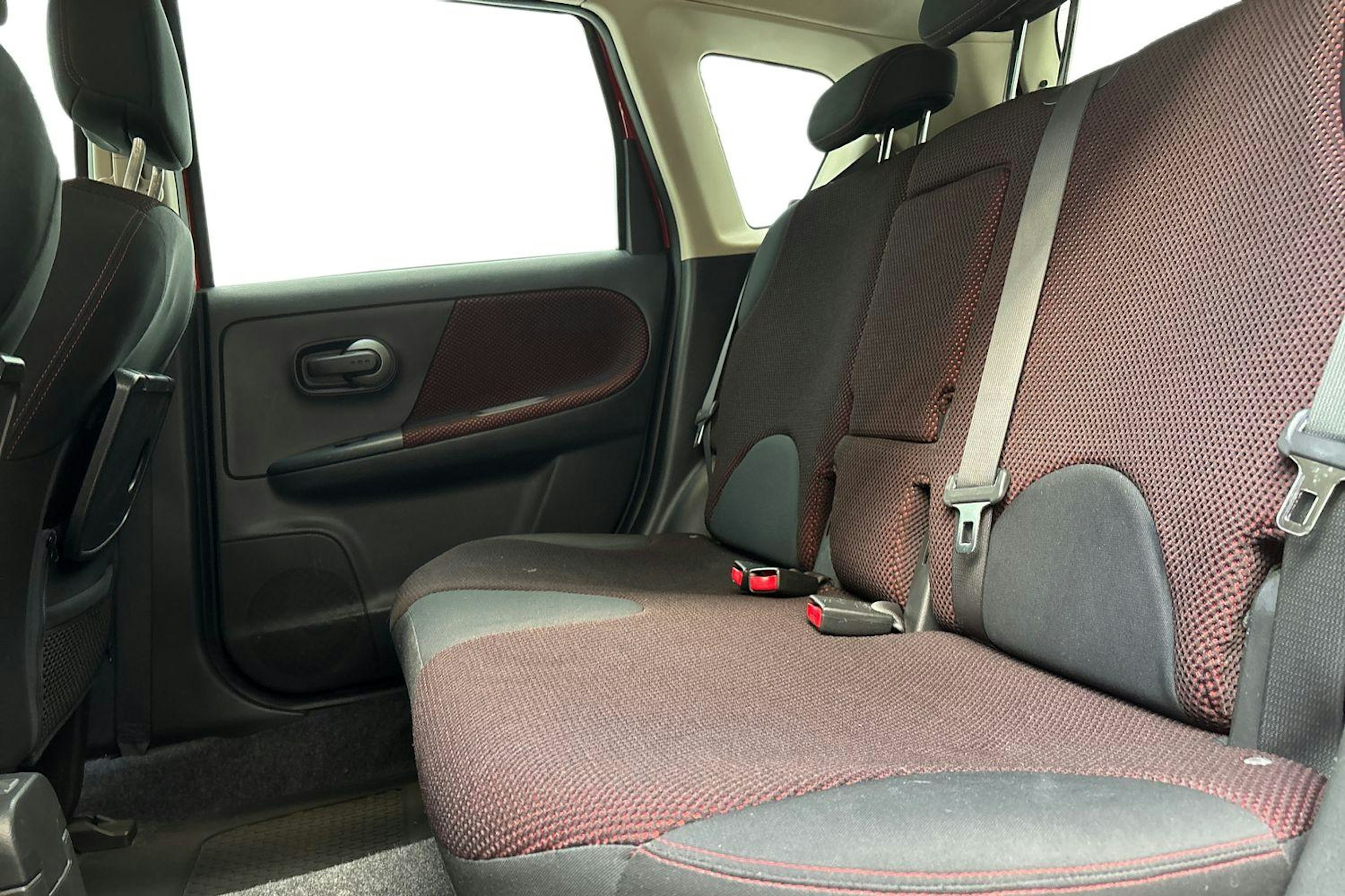 punainen Nissan Note 2008 kuva 10.