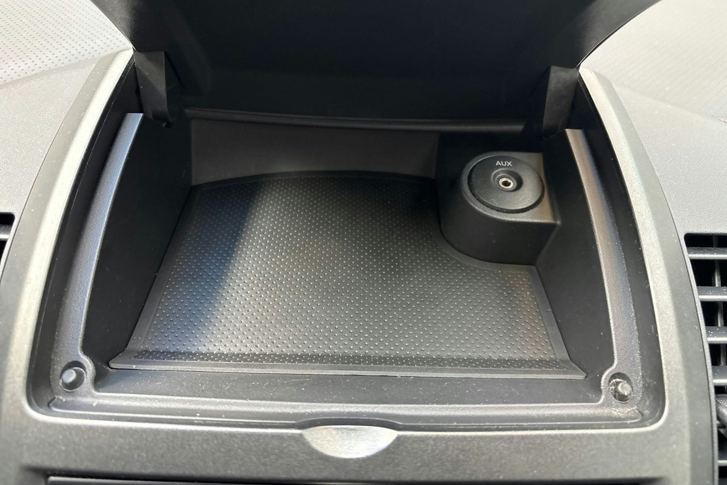 punainen Nissan Note 2008 kuva 20.