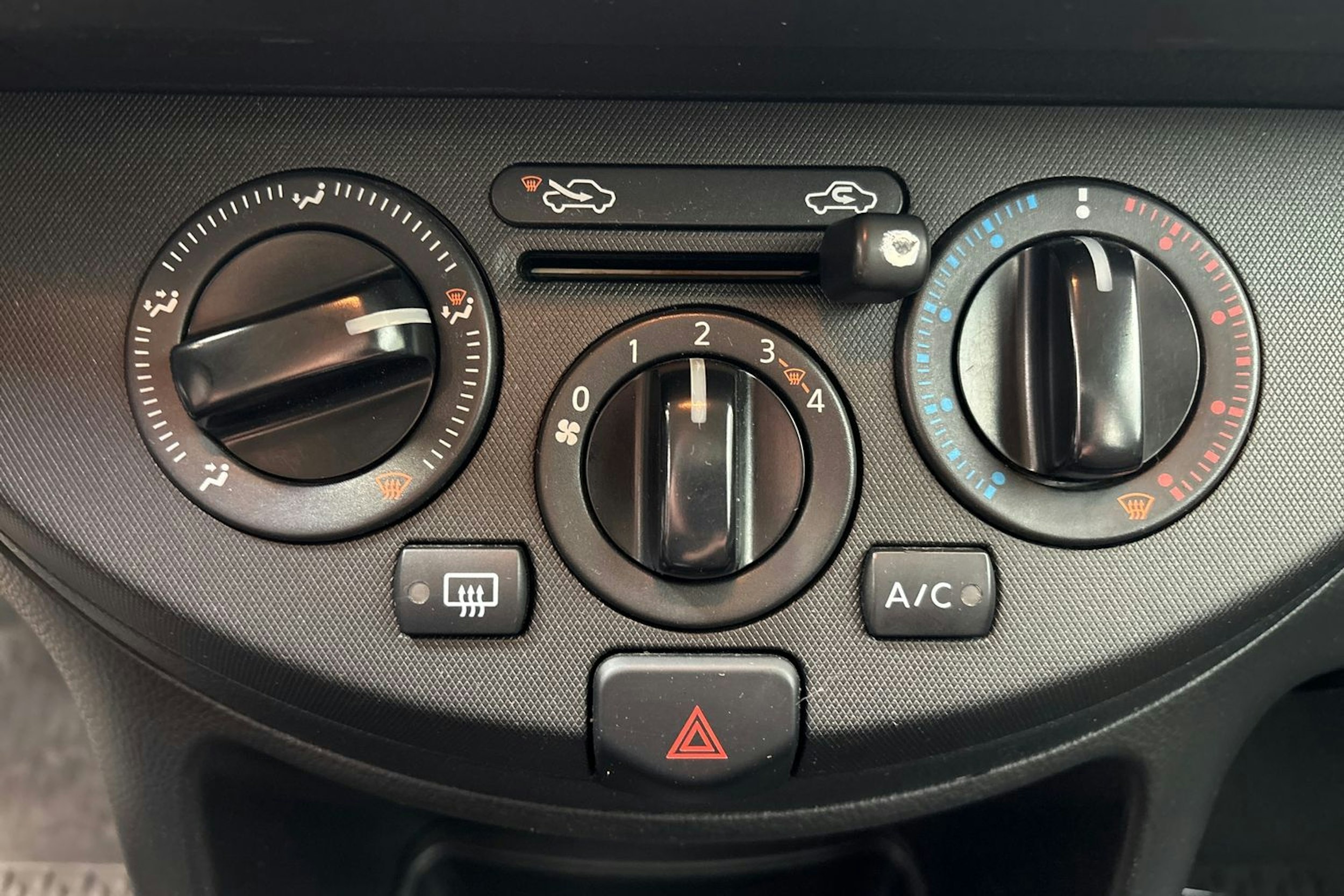 punainen Nissan Note 2008 kuva 22.