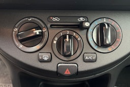 punainen Nissan Note 2008 kuva 22.