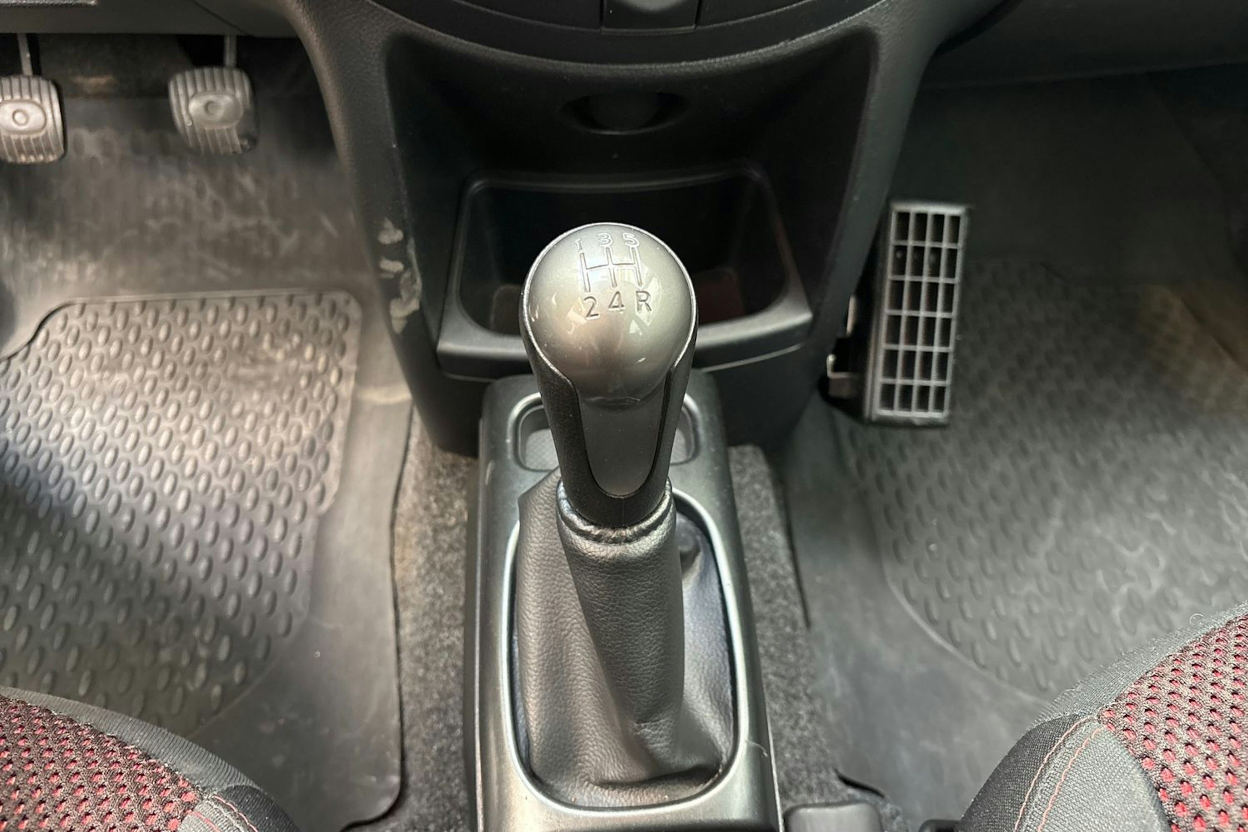 punainen Nissan Note 2008 kuva 23.
