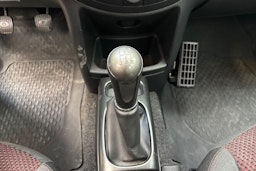 punainen Nissan Note 2008 kuva 23.