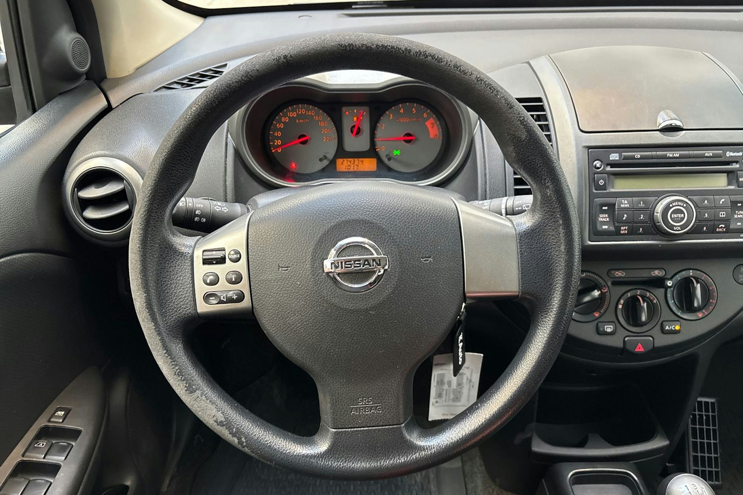 punainen Nissan Note 2008 kuva 25.
