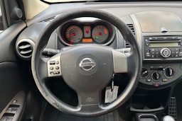 punainen Nissan Note 2008 kuva 25.