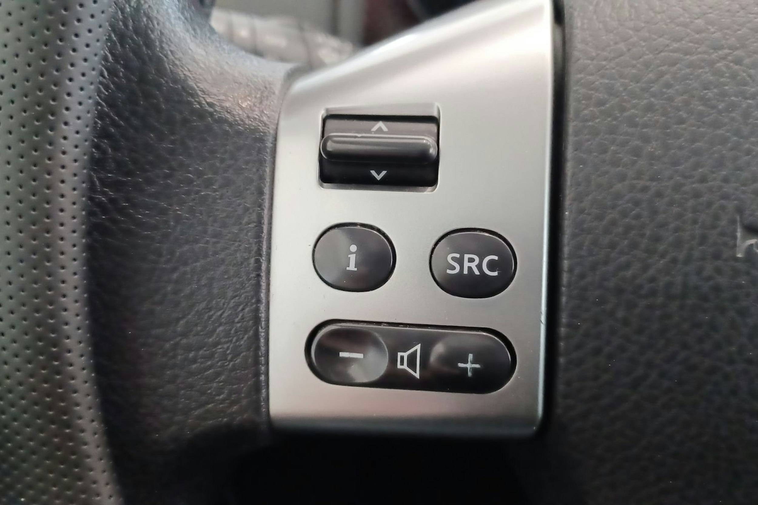 ruskea (beige) Nissan Note 2010 kuva 16.