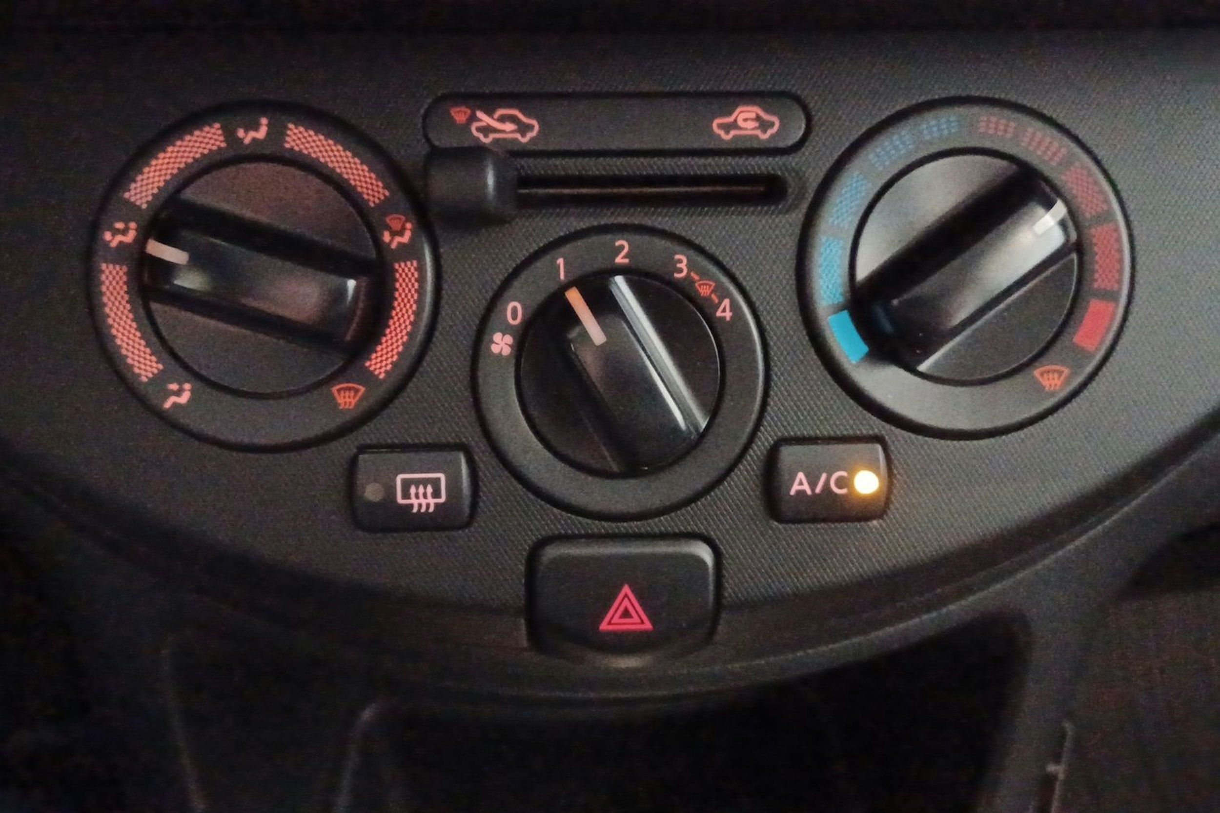 ruskea (beige) Nissan Note 2010 kuva 18.