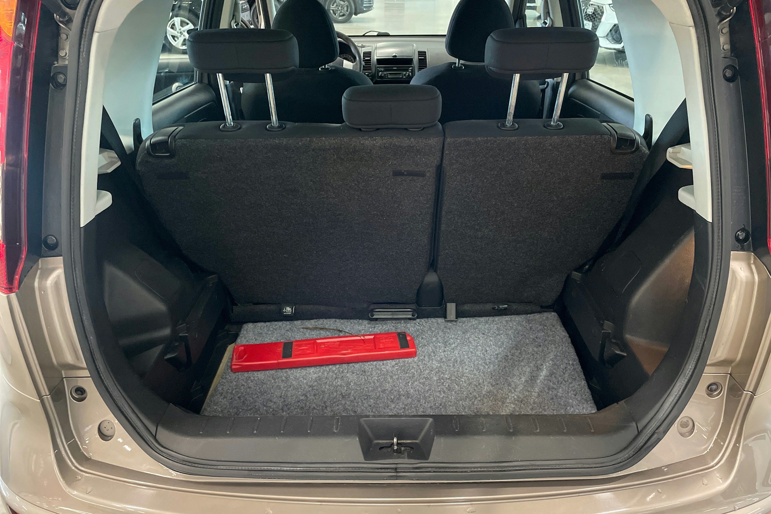 ruskea (beige) Nissan Note 2010 kuva 24.