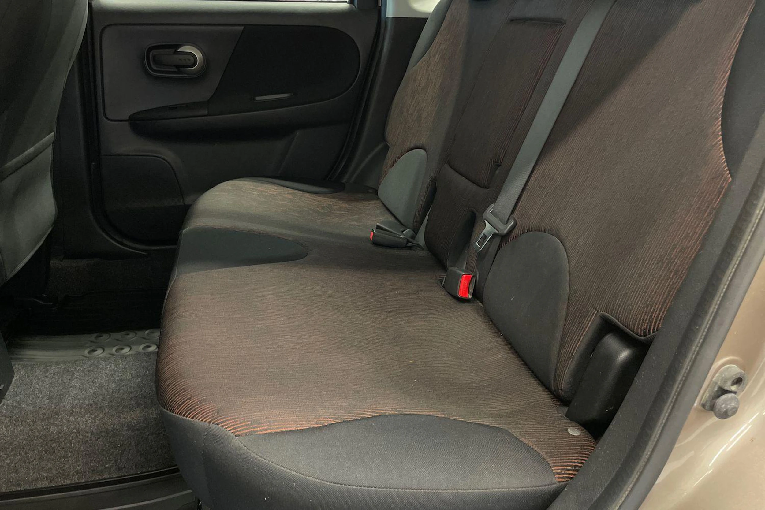 Ruskea (beige) Nissan Note 2011 kuva 8.