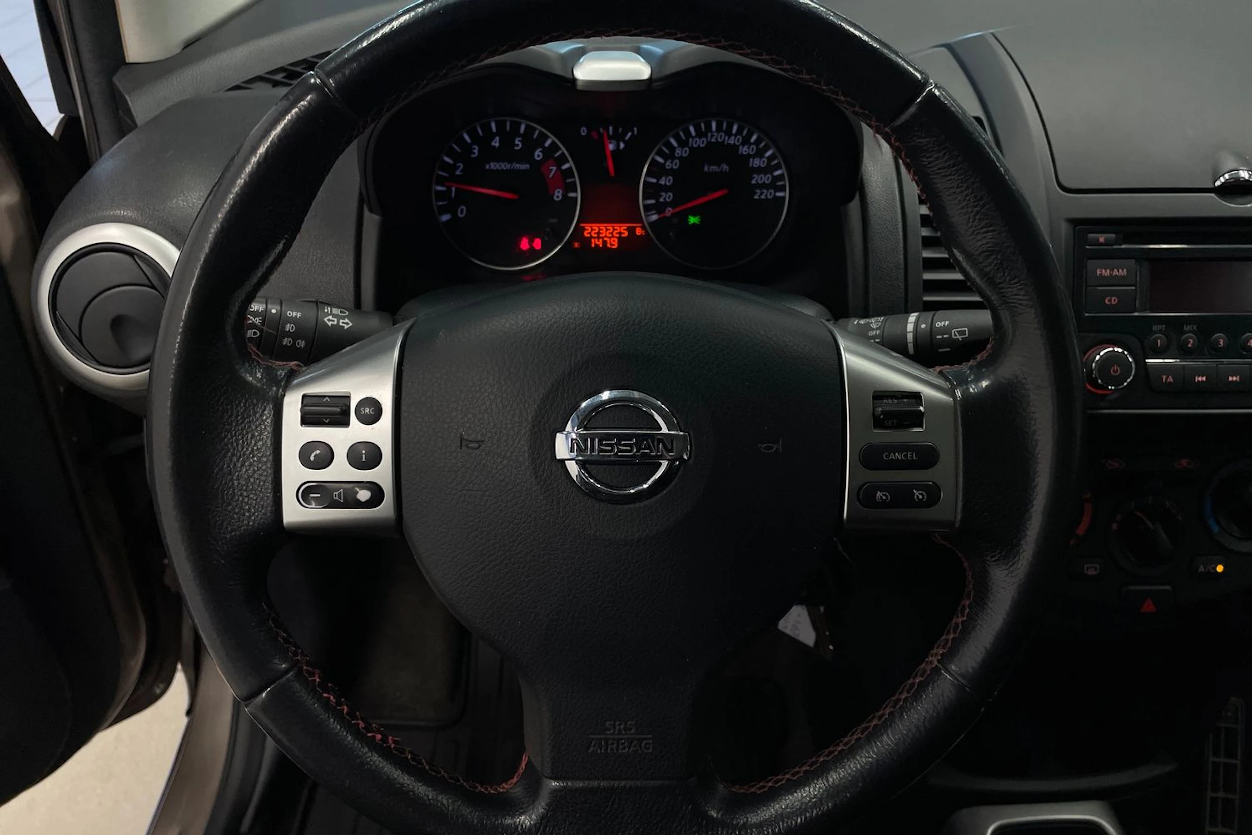 Ruskea (beige) Nissan Note 2011 kuva 13.