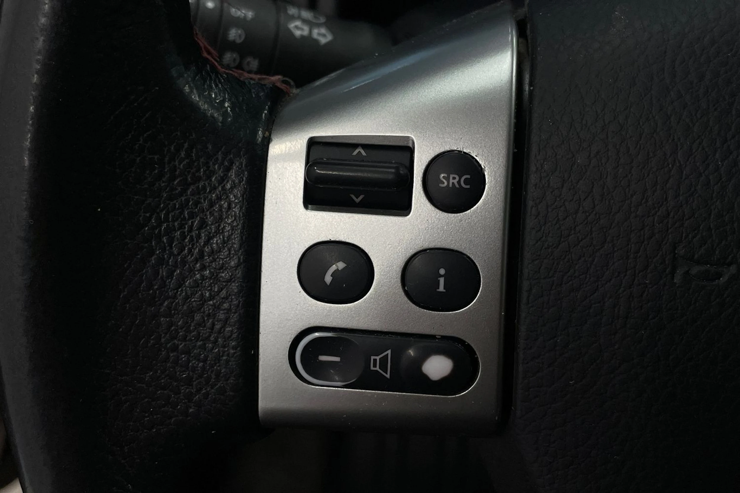 Ruskea (beige) Nissan Note 2011 kuva 14.