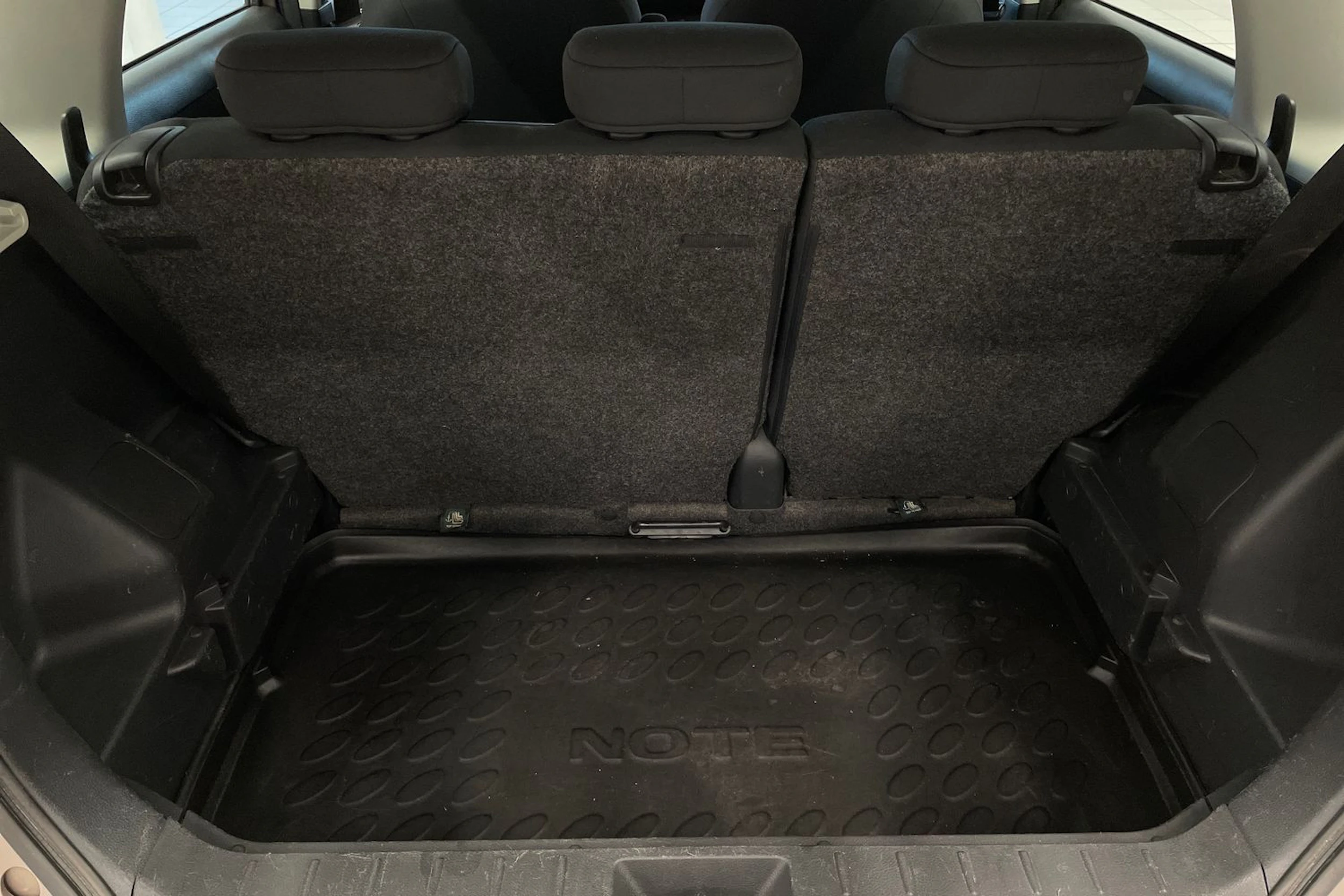 Ruskea (beige) Nissan Note 2011 kuva 19.