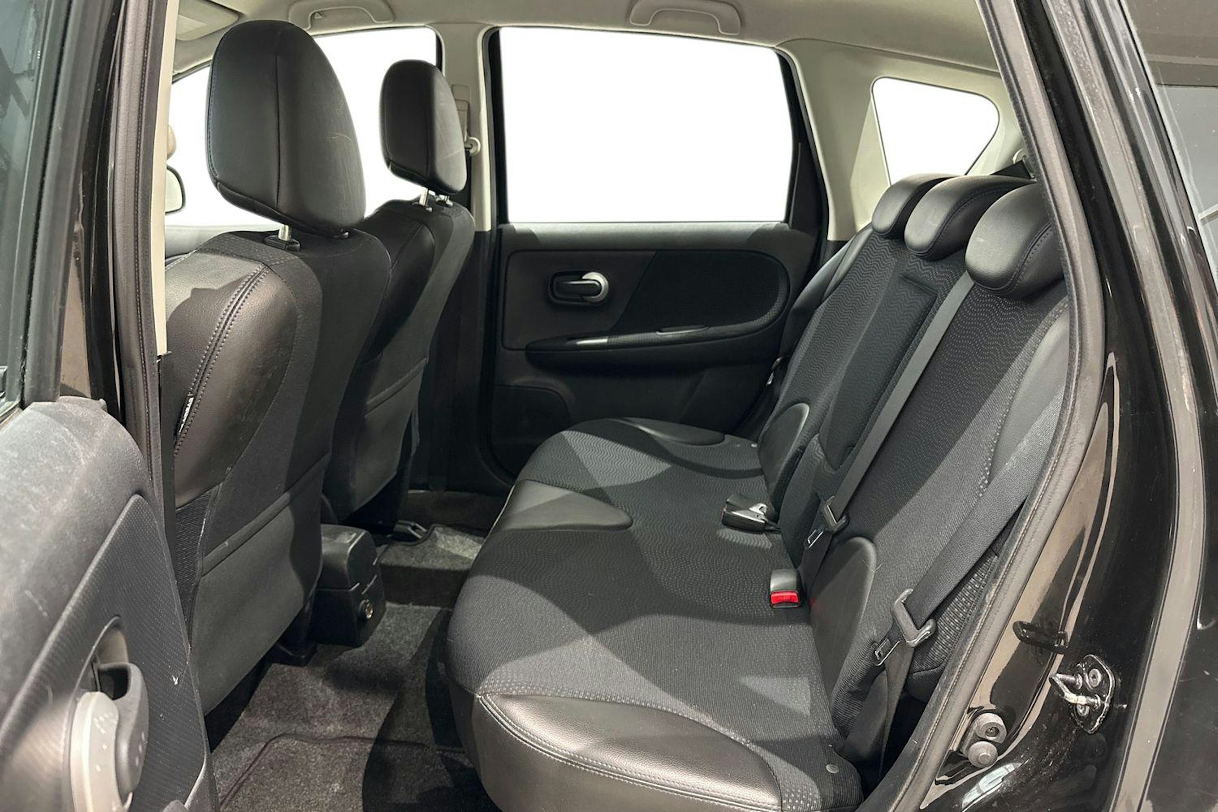 musta Nissan Note 2013 kuva 10.
