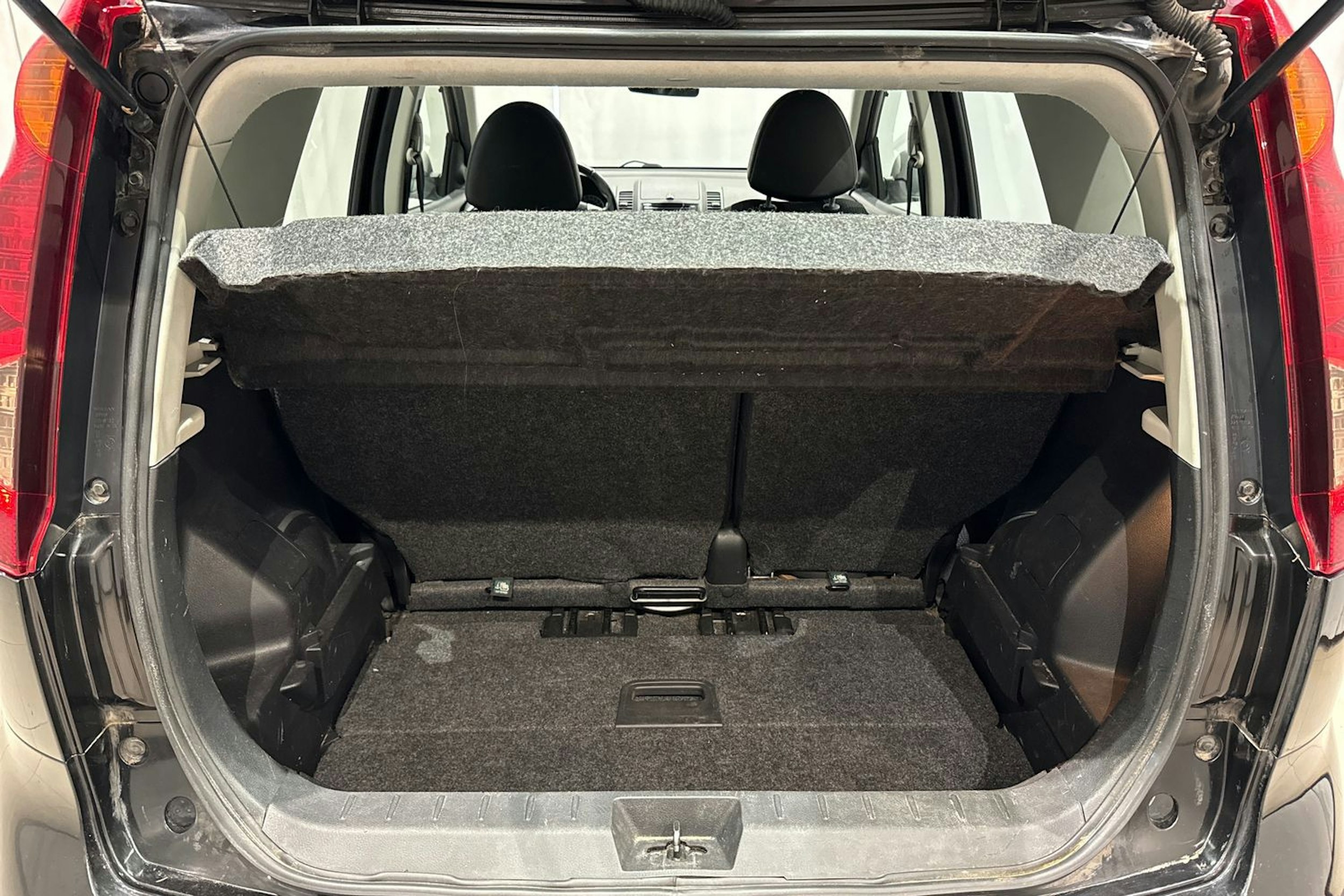 musta Nissan Note 2013 kuva 15.