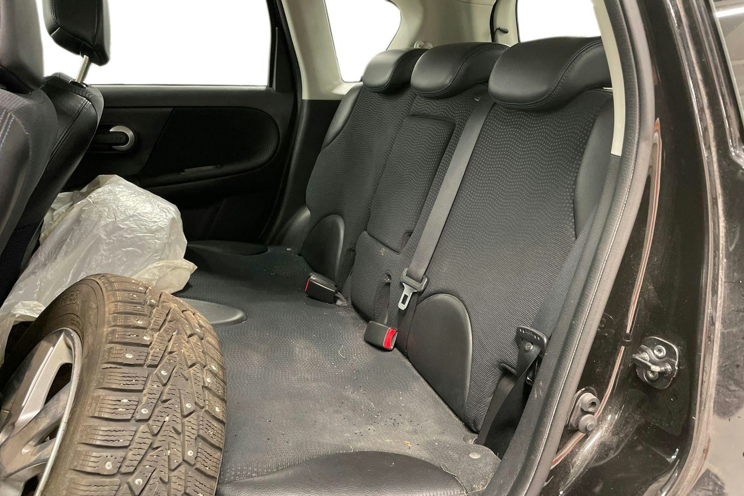 musta Nissan Note 2013 kuva 10.