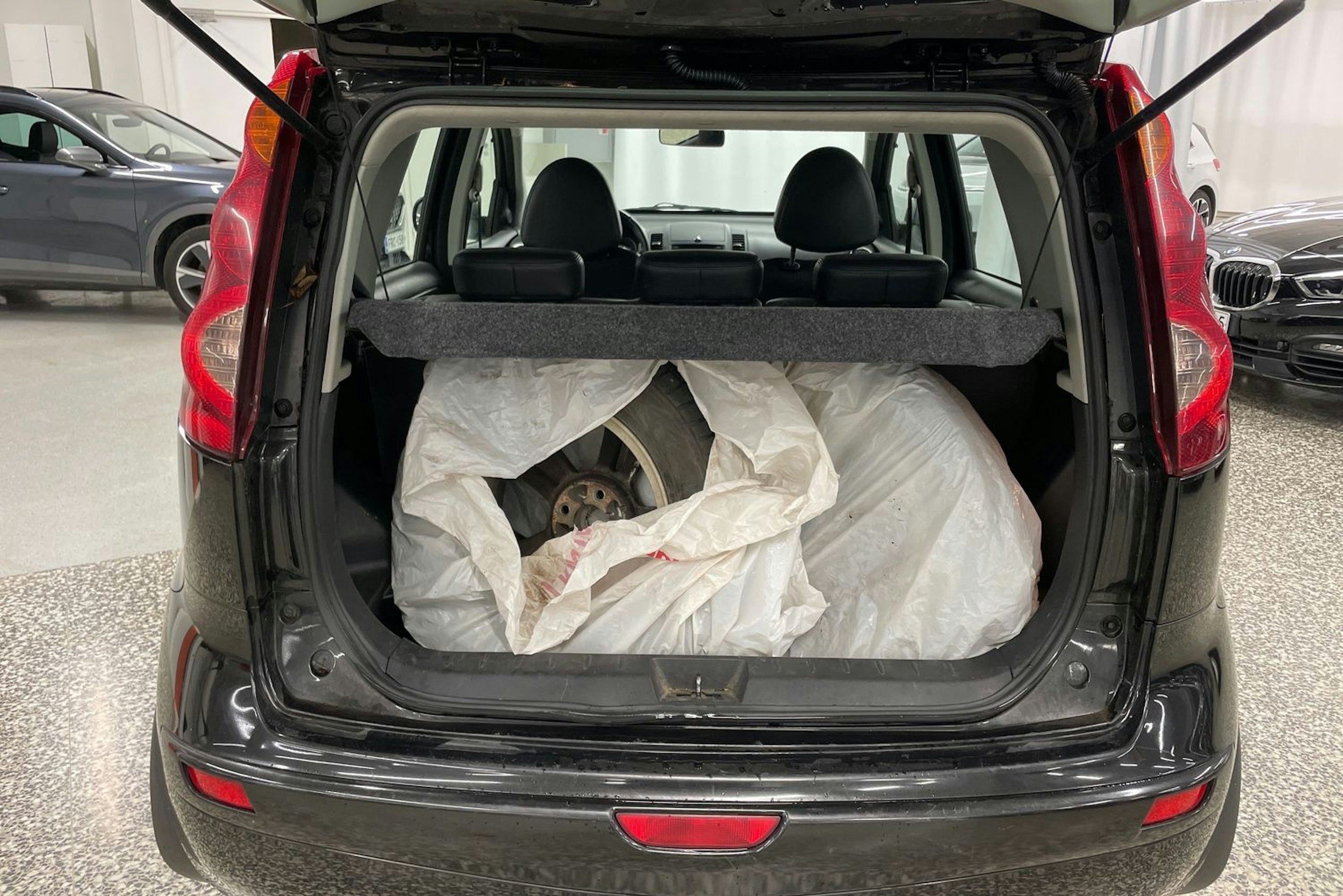 musta Nissan Note 2013 kuva 24.