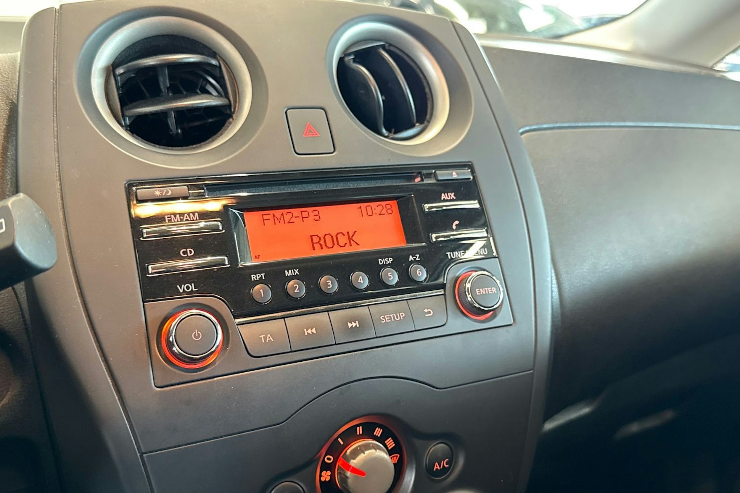 valkoinen Nissan Note 2014 kuva 20.