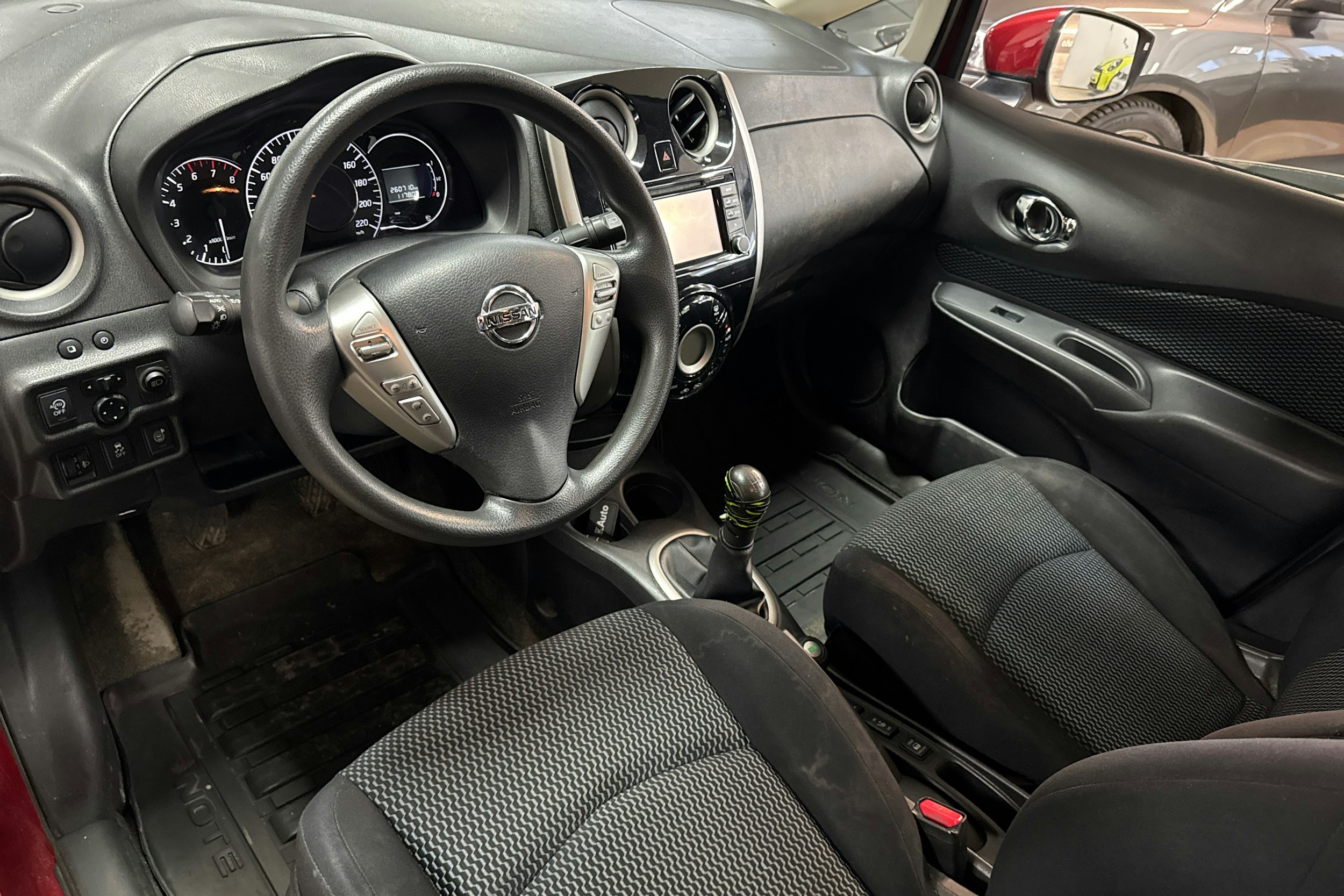 Punainen Nissan Note 2014 kuva 6.