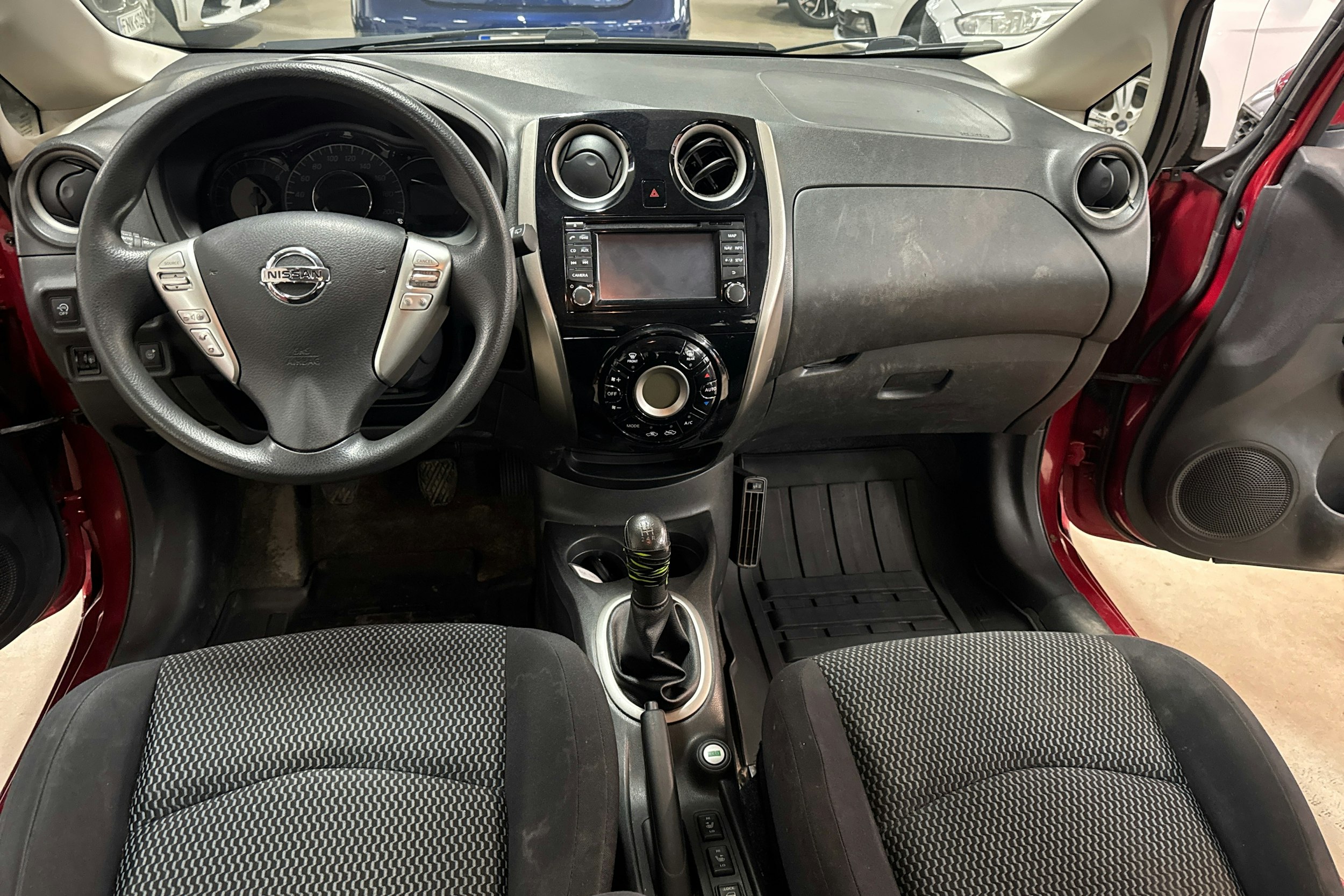 Punainen Nissan Note 2014 kuva 7.