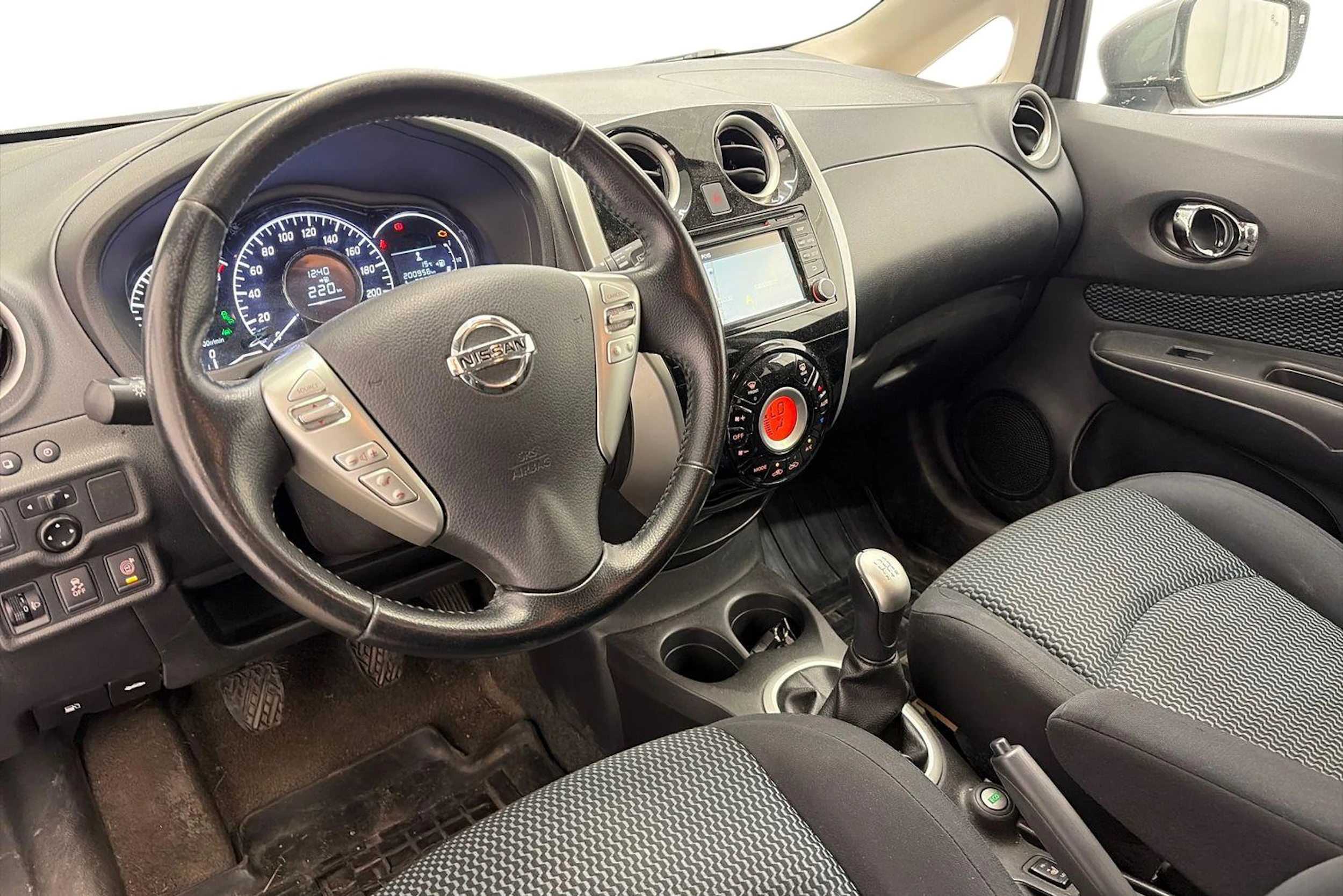 Harmaa Nissan Note 2015 kuva 6.