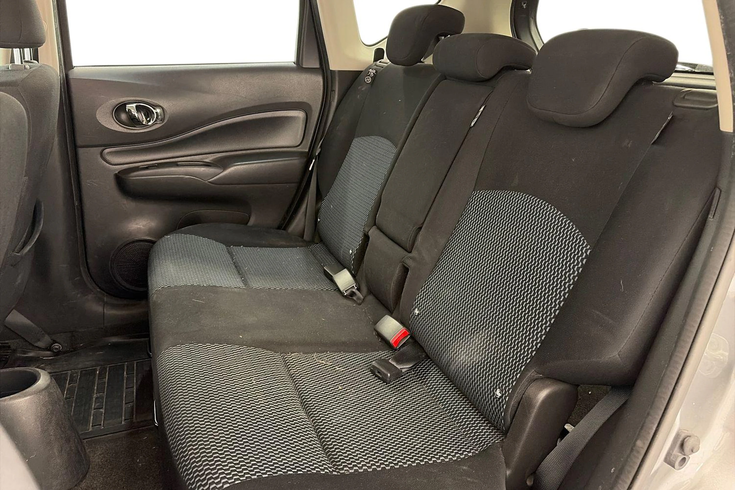 Harmaa Nissan Note 2015 kuva 8.